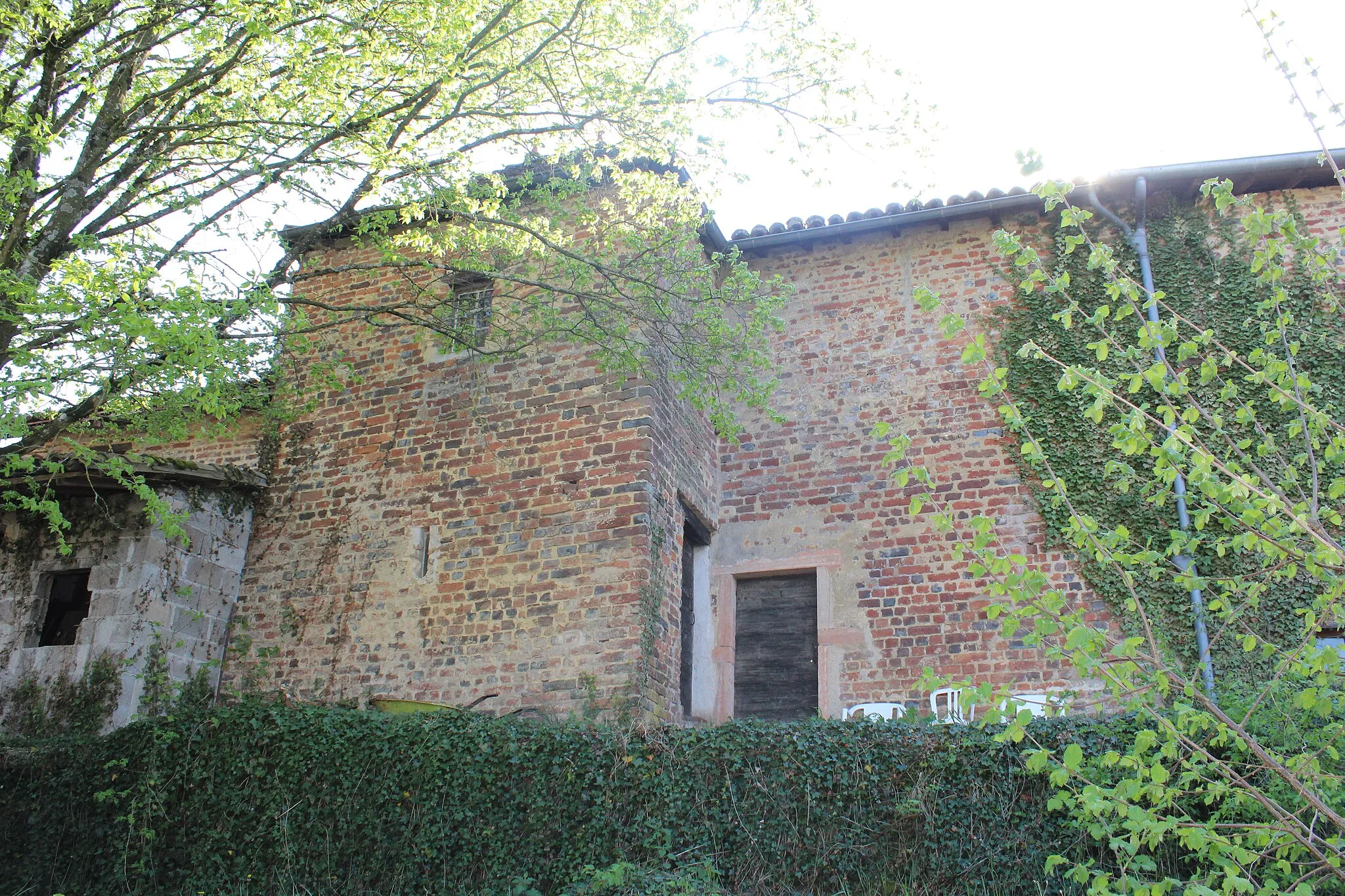 Photo showing: Bâtiment le long de la rue des Fossés, Romenay.