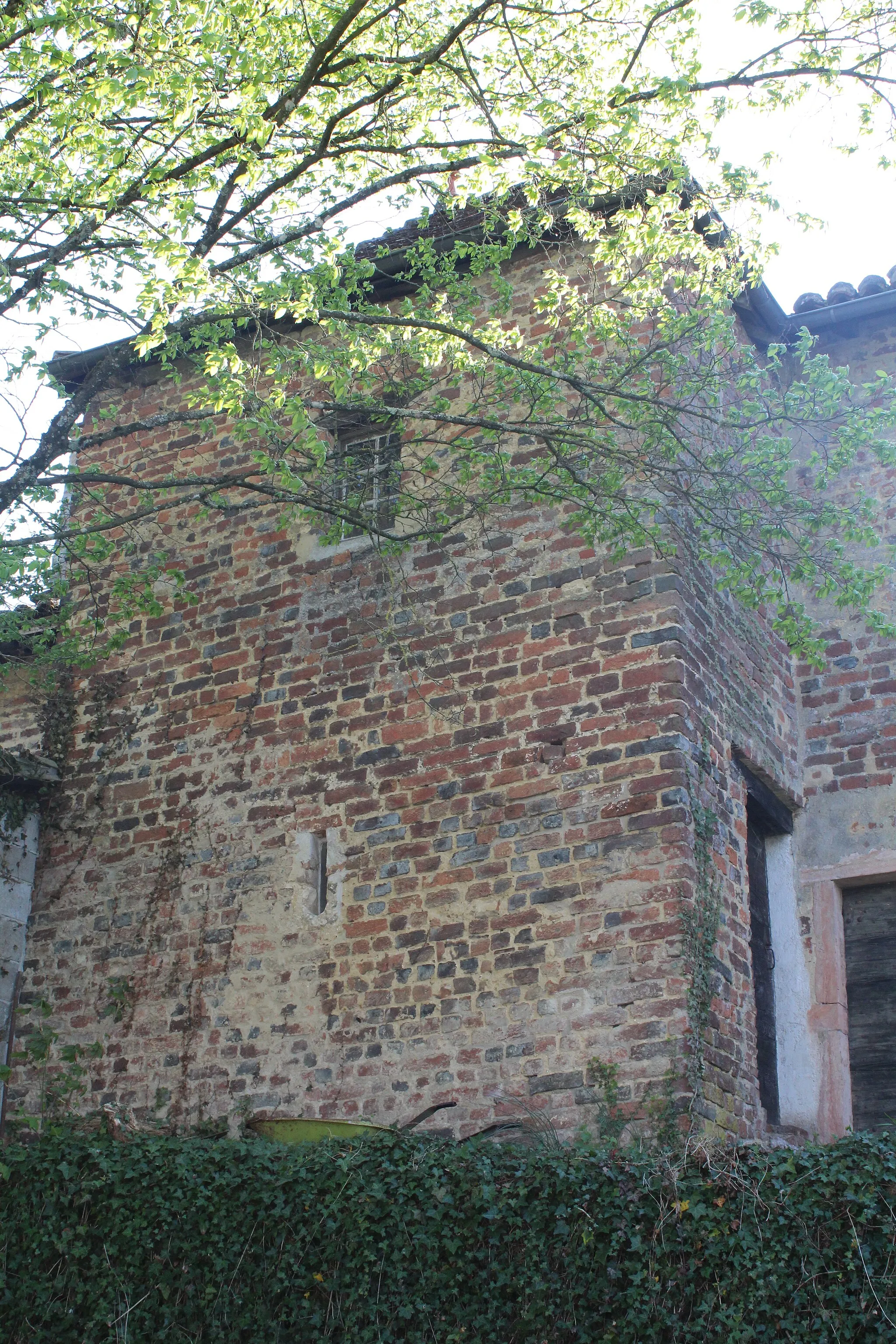 Photo showing: Bâtiment le long de la rue des Fossés, Romenay.