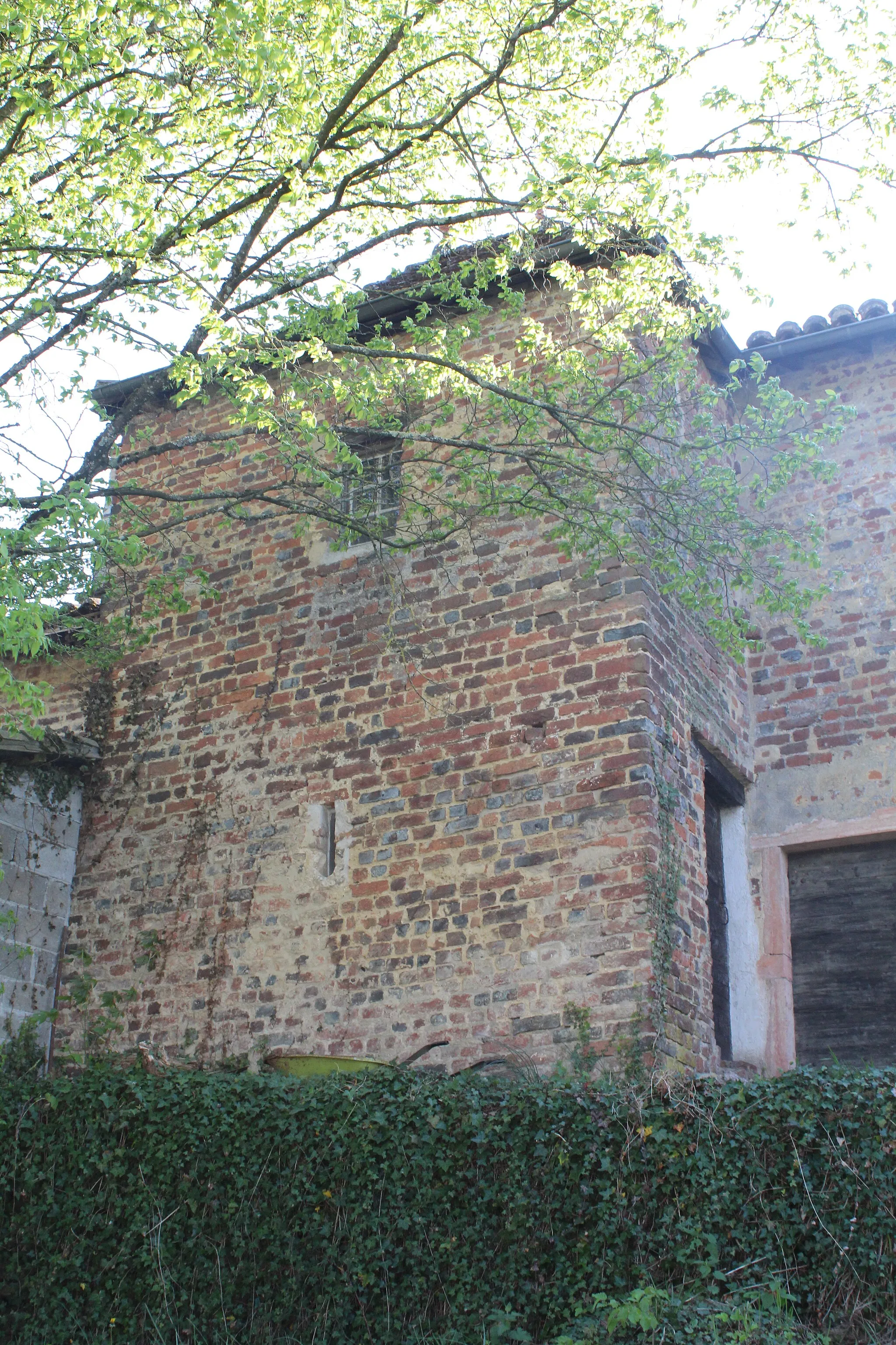 Photo showing: Bâtiment le long de la rue des Fossés, Romenay.