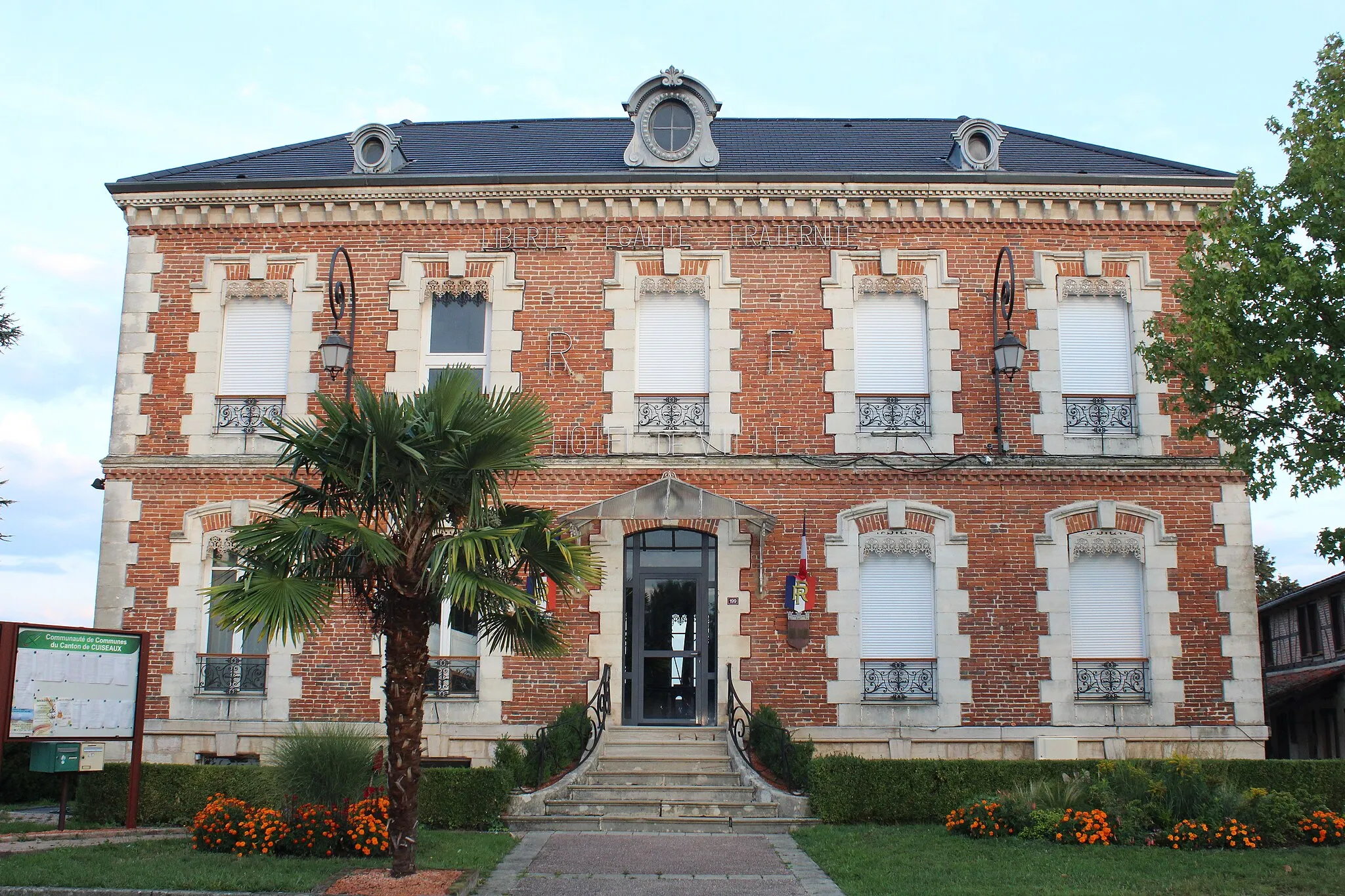 Photo showing: Mairie de Varennes-Saint-Sauveur.