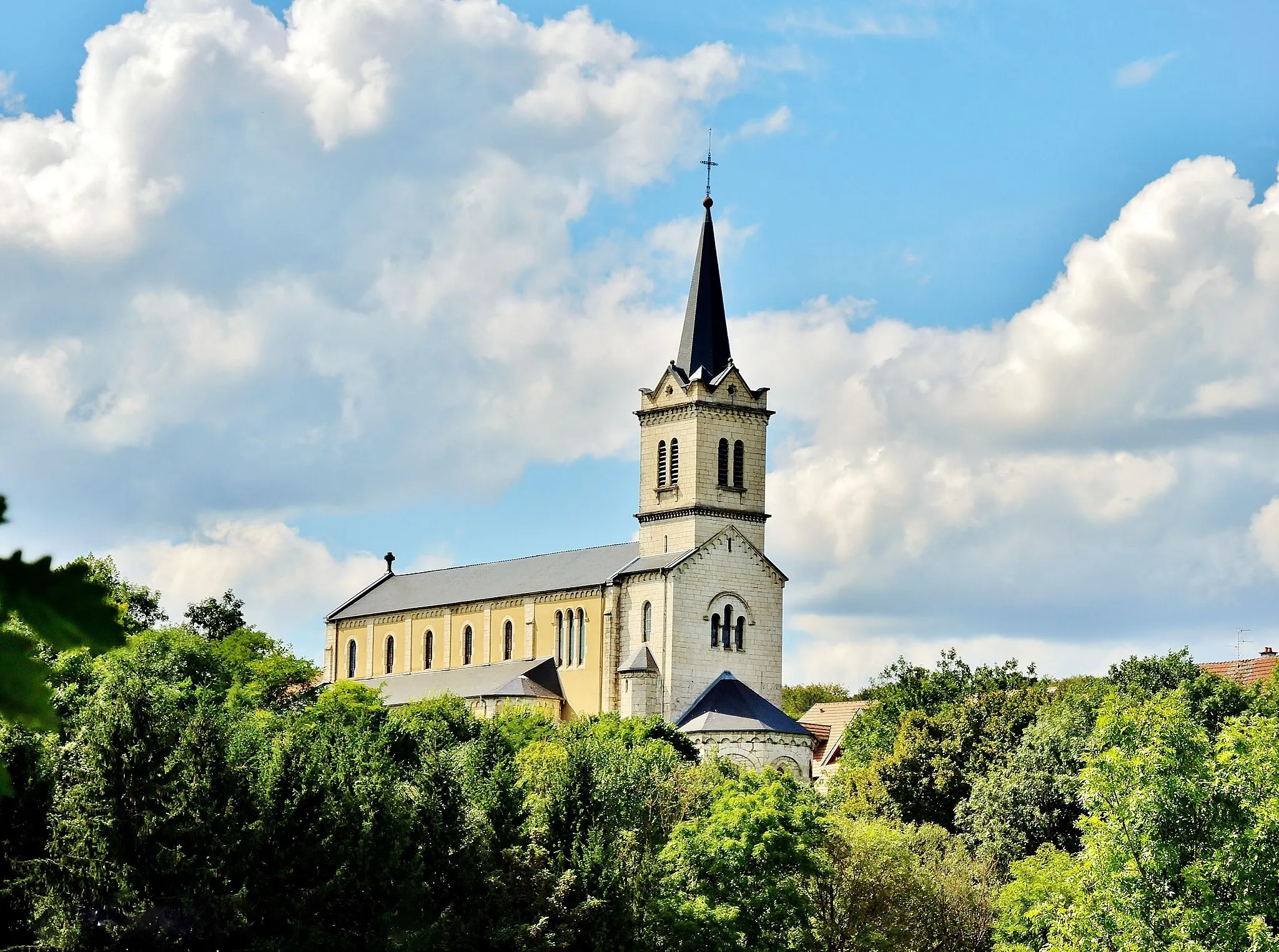 Photo showing: Eglise de Bermont, vue de la piste cyclable nommée coulée verte, Montbéliard-Belfort.  Territoire de Belfort