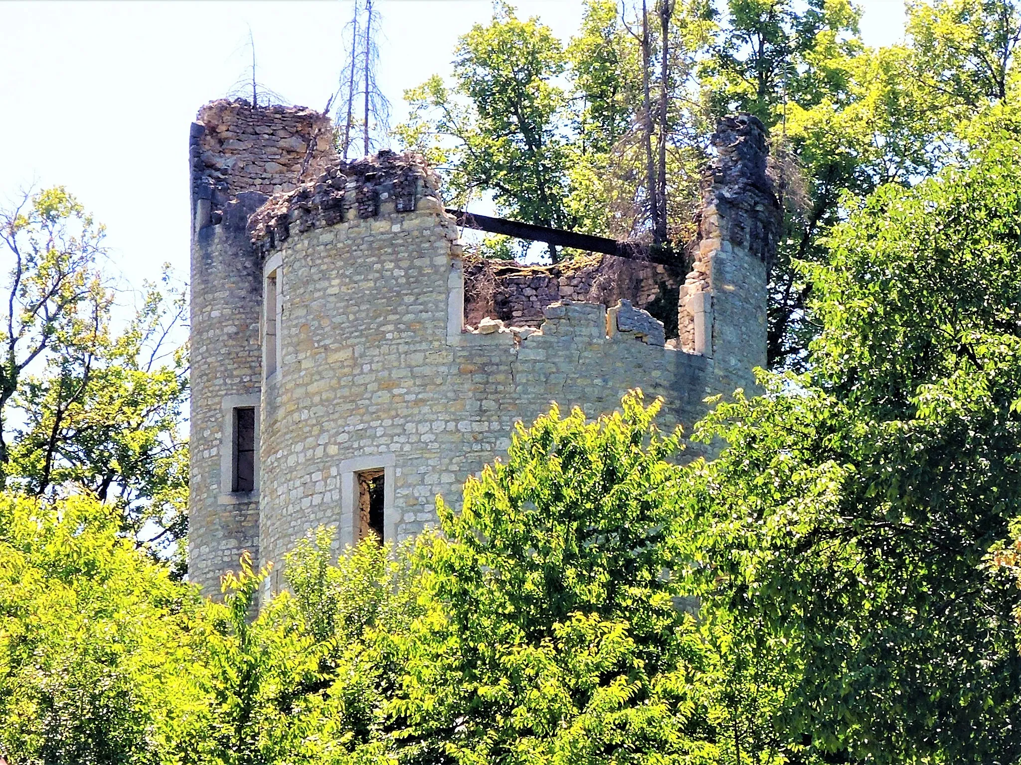 Photo showing: Ruines de l'ancienne tour, vues du village