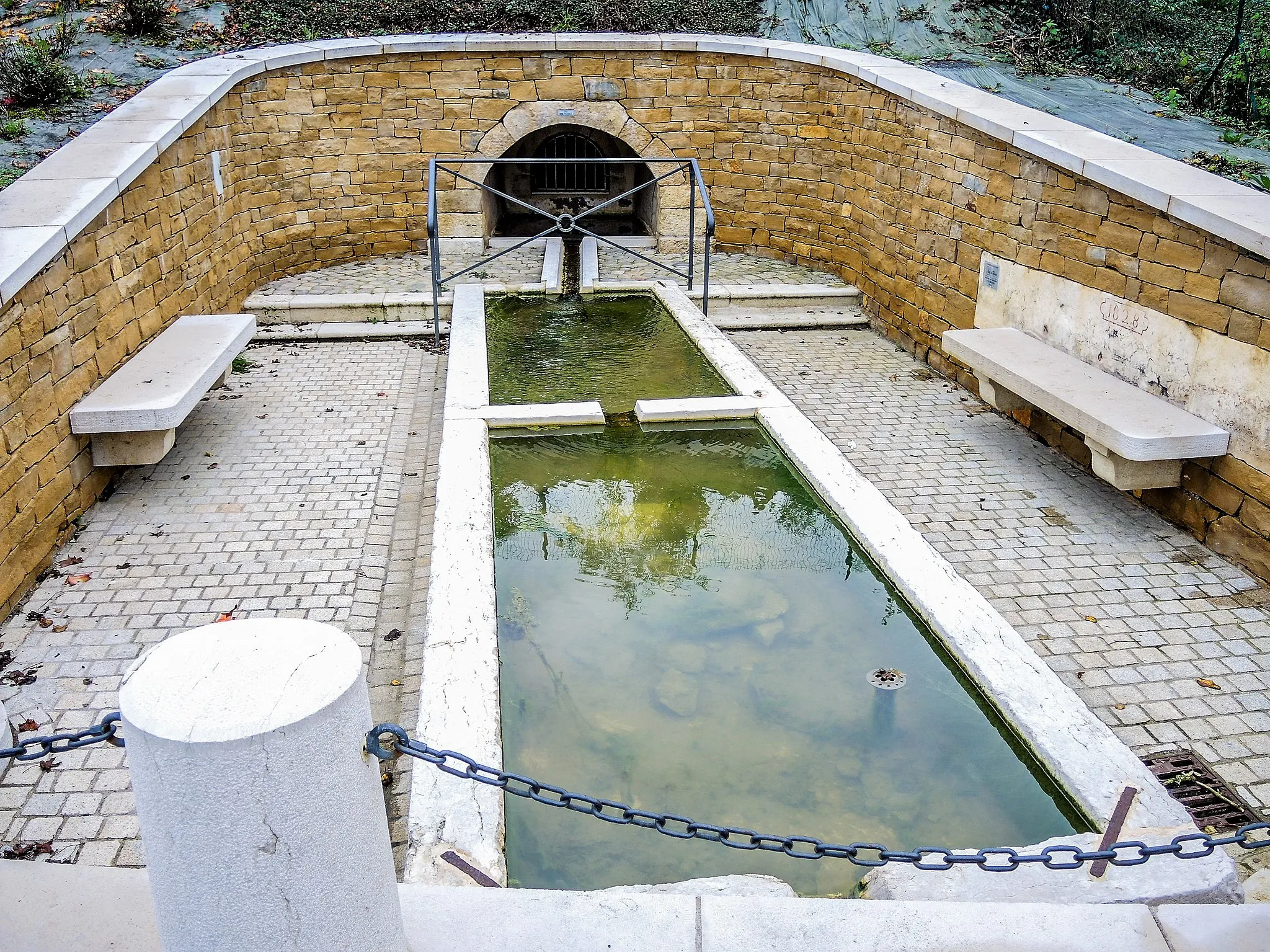 Photo showing: Fontaine-lavoir de Méziré