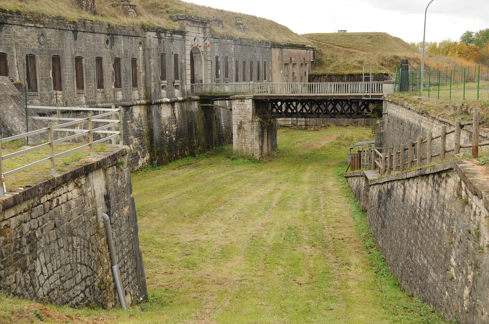 Photo showing: L'entrée principale.

Vézelois fortifications.