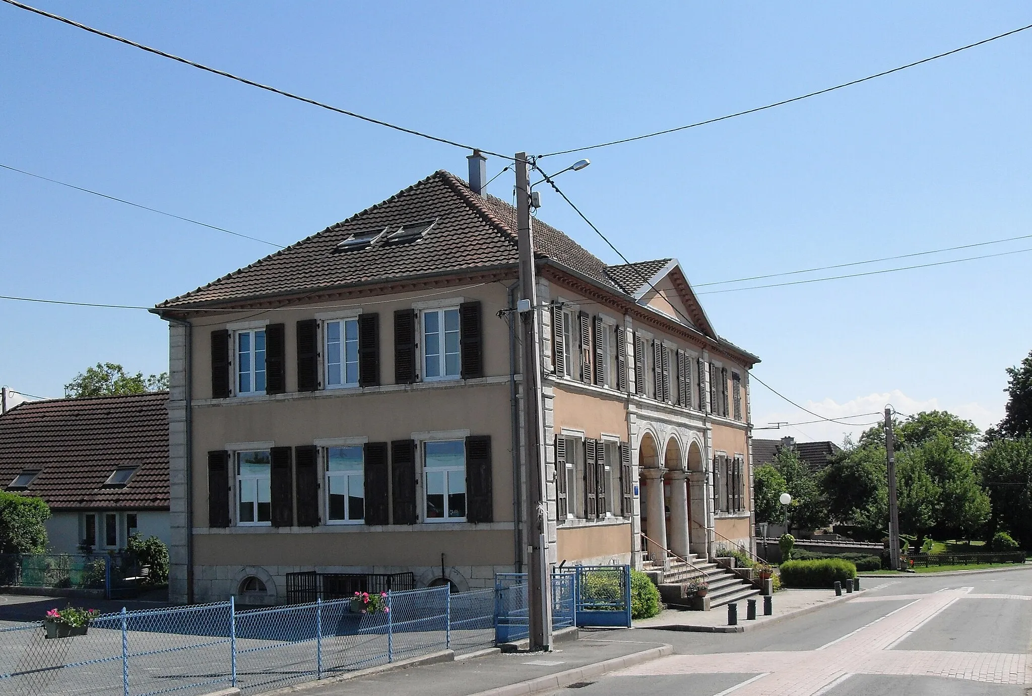 Photo showing: La mairie-école de Suarce