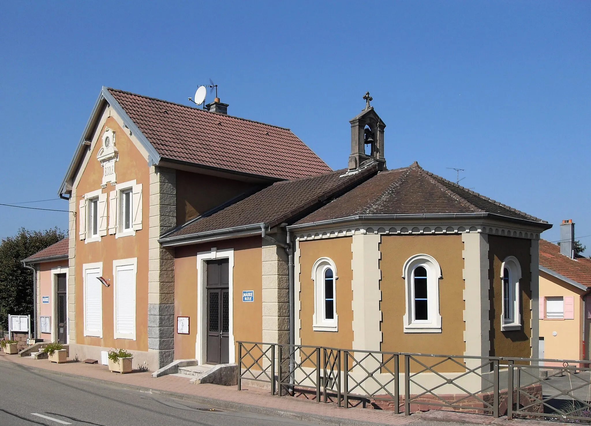 Photo showing: La mairie et la maison commune dite mairie bleue aves la chapelle de Sainte-Amélie à Sevenans