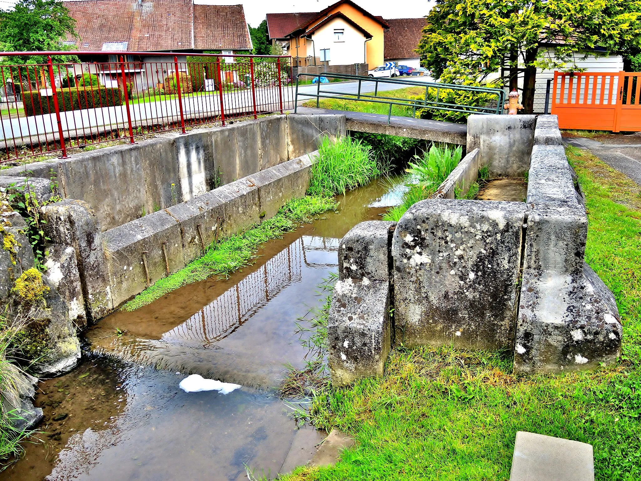 Photo showing: Ancien lavoir sur le ruisseau Varonne. Trévenans, Territoire de Belfort.