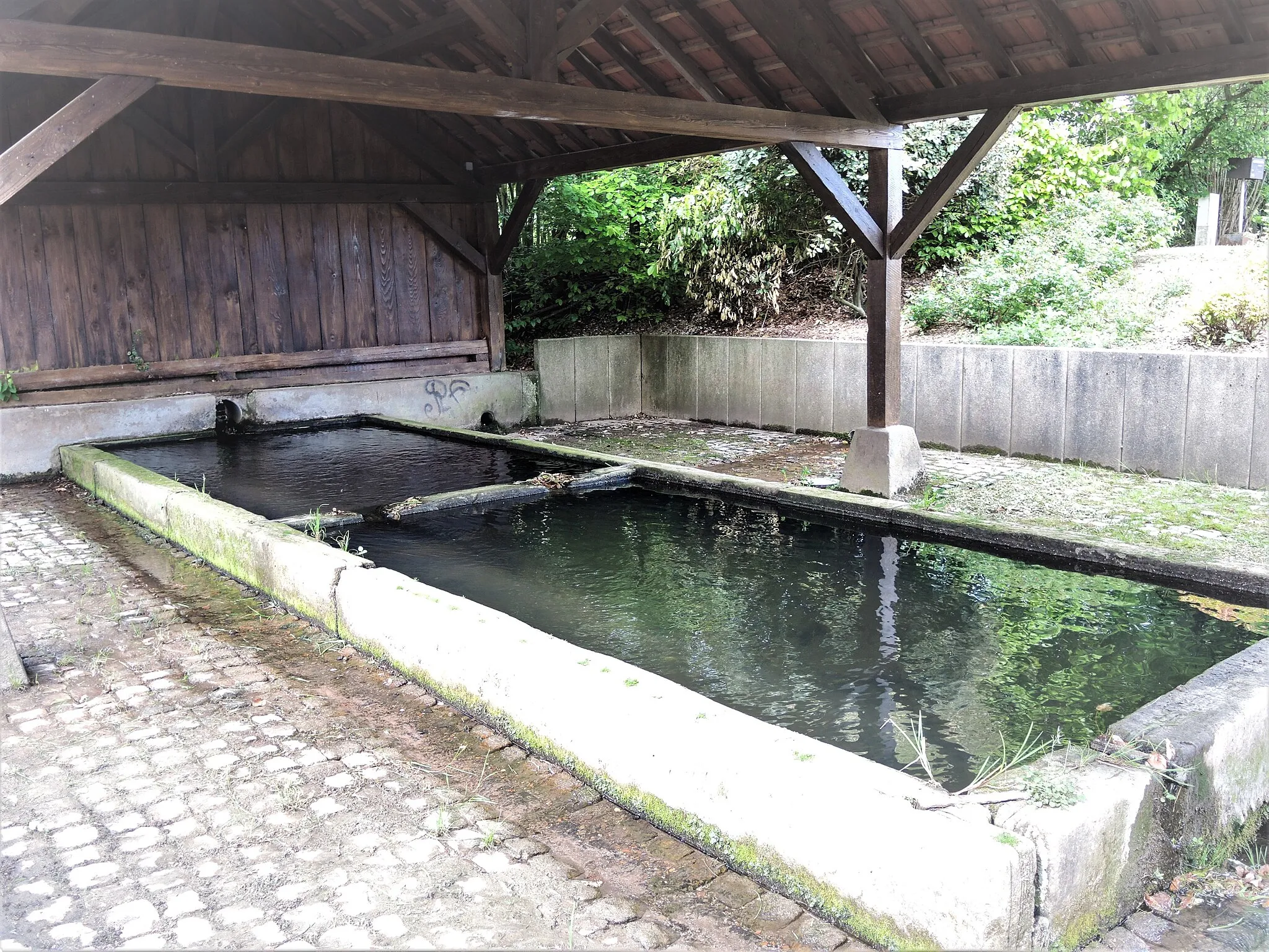 Photo showing: Lavoir, au centre du village de Vétrigne. Territoire de Belfort.