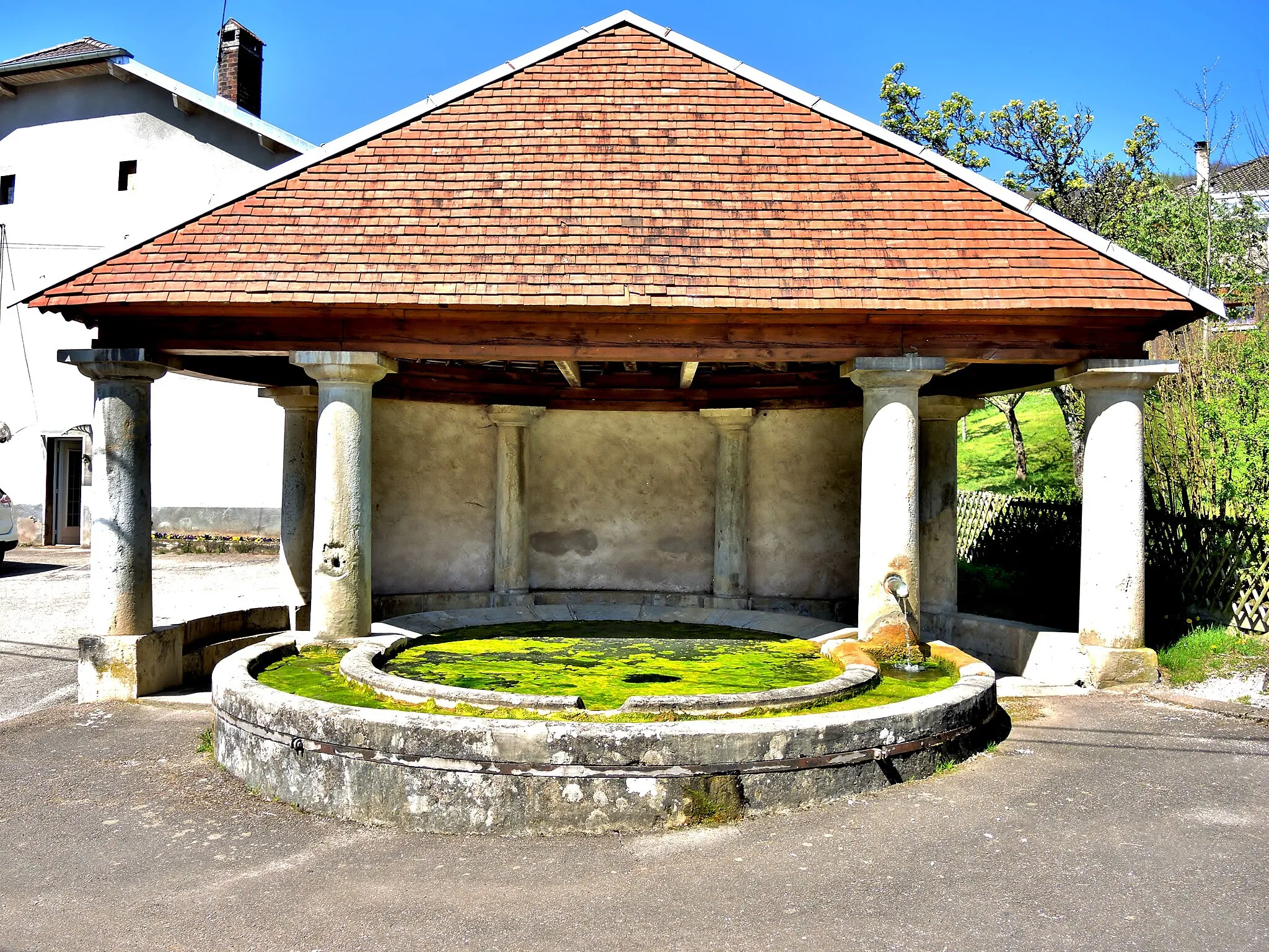 Photo showing: Fontaine-lavoir à Amagney. Doubs