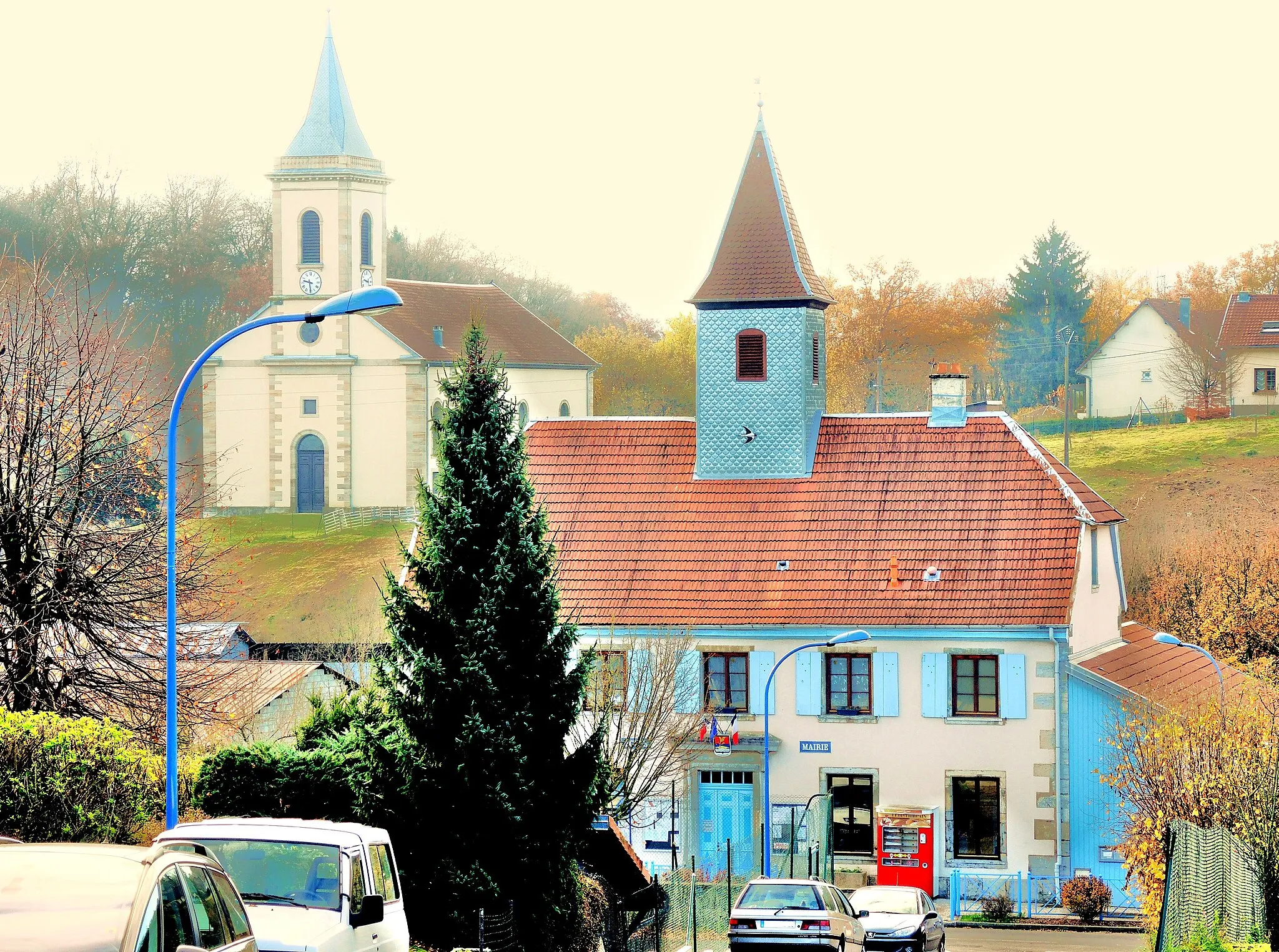 Photo showing: Mairie, au premier plan, et le temple d'Allondans. Doubs