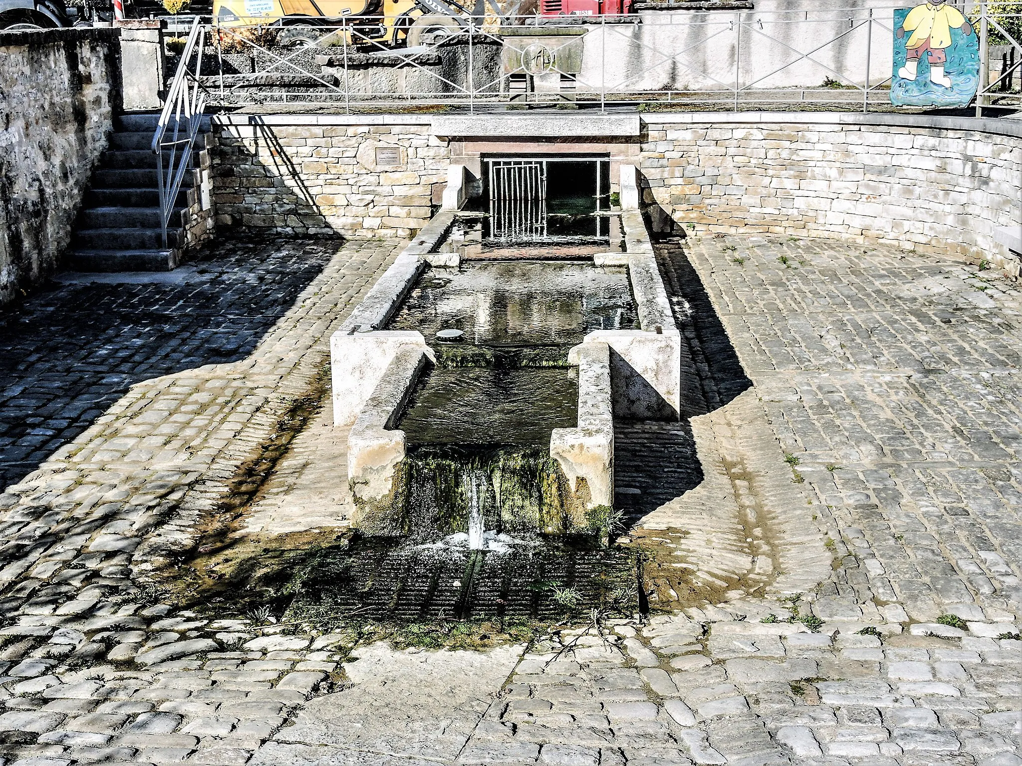 Photo showing: Fontaine-lavoir