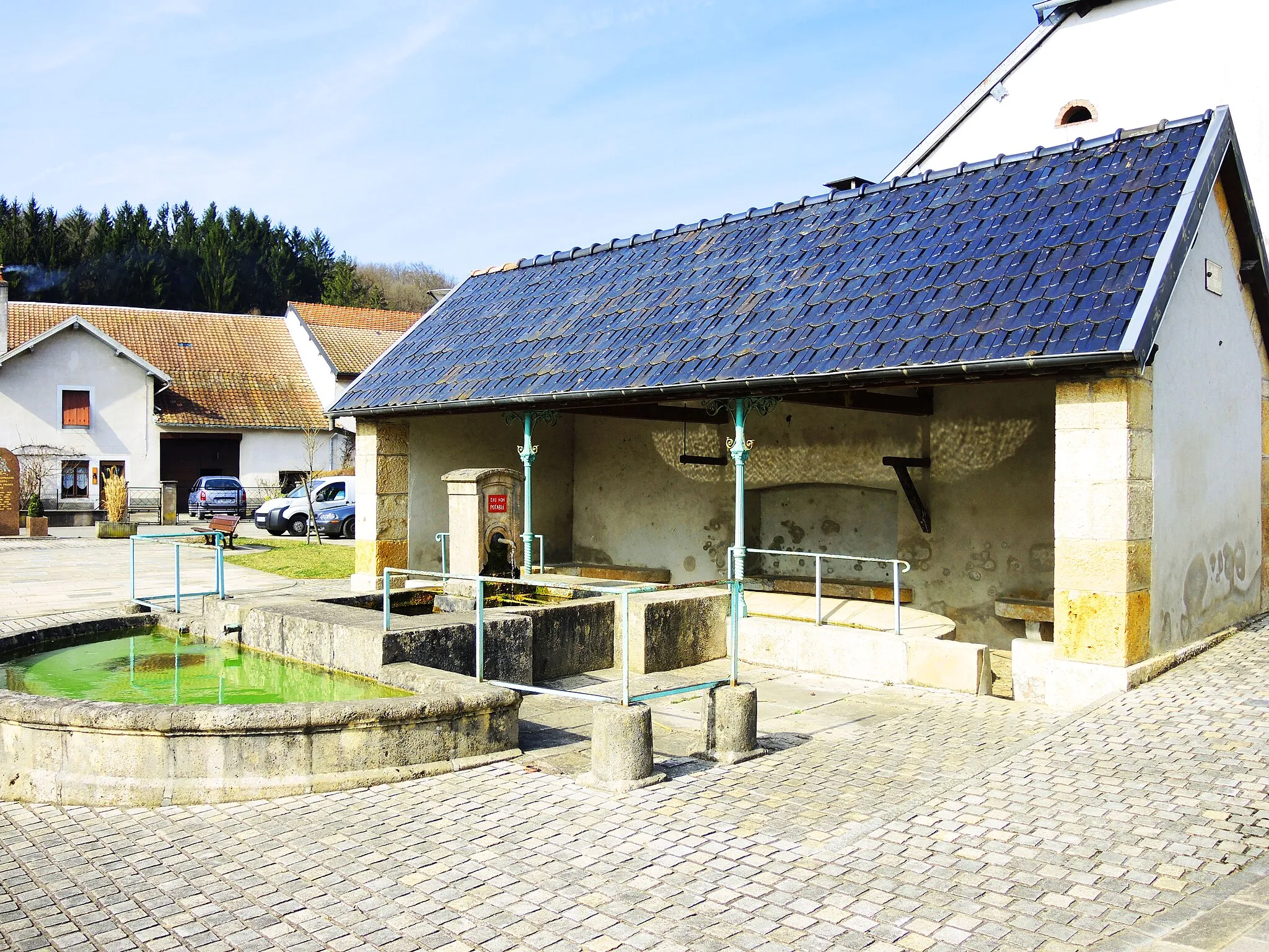 Photo showing: Fontaine-lavoir au centre du village.