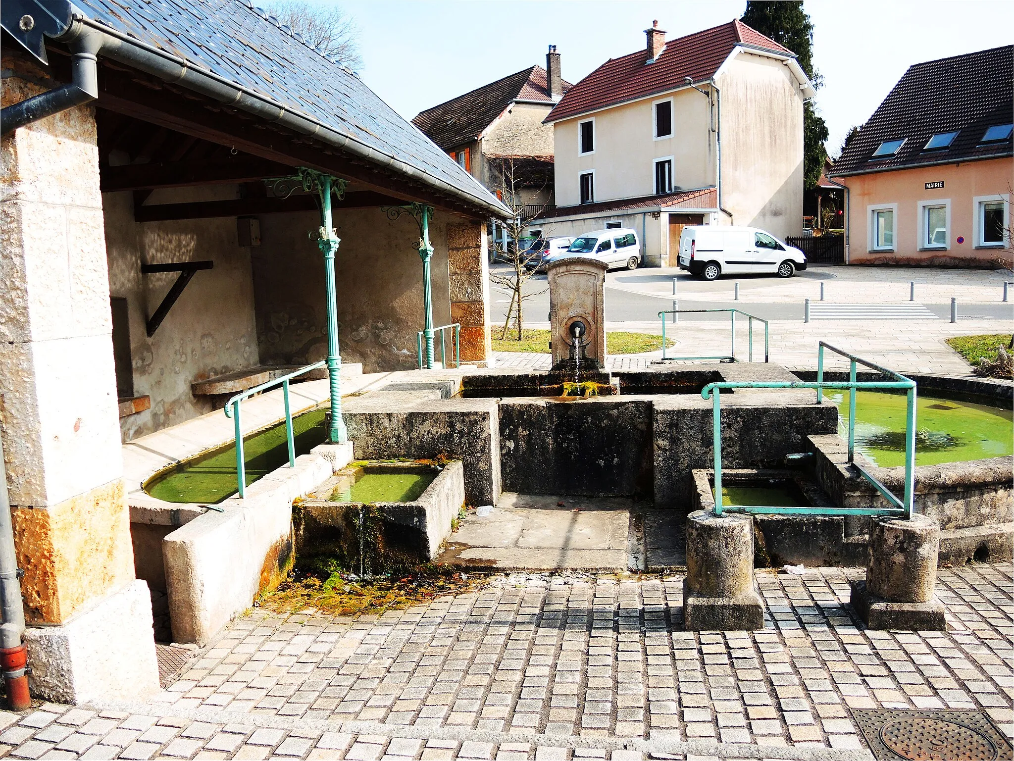 Photo showing: Fontaine-lavoir au centre du village.