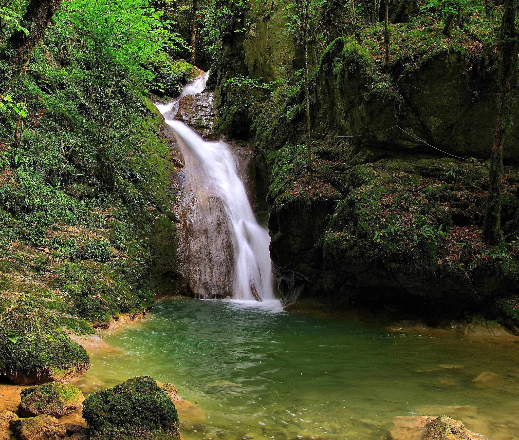Photo showing: La grande cascade du canyon d'Amondans et la Gouille Noire