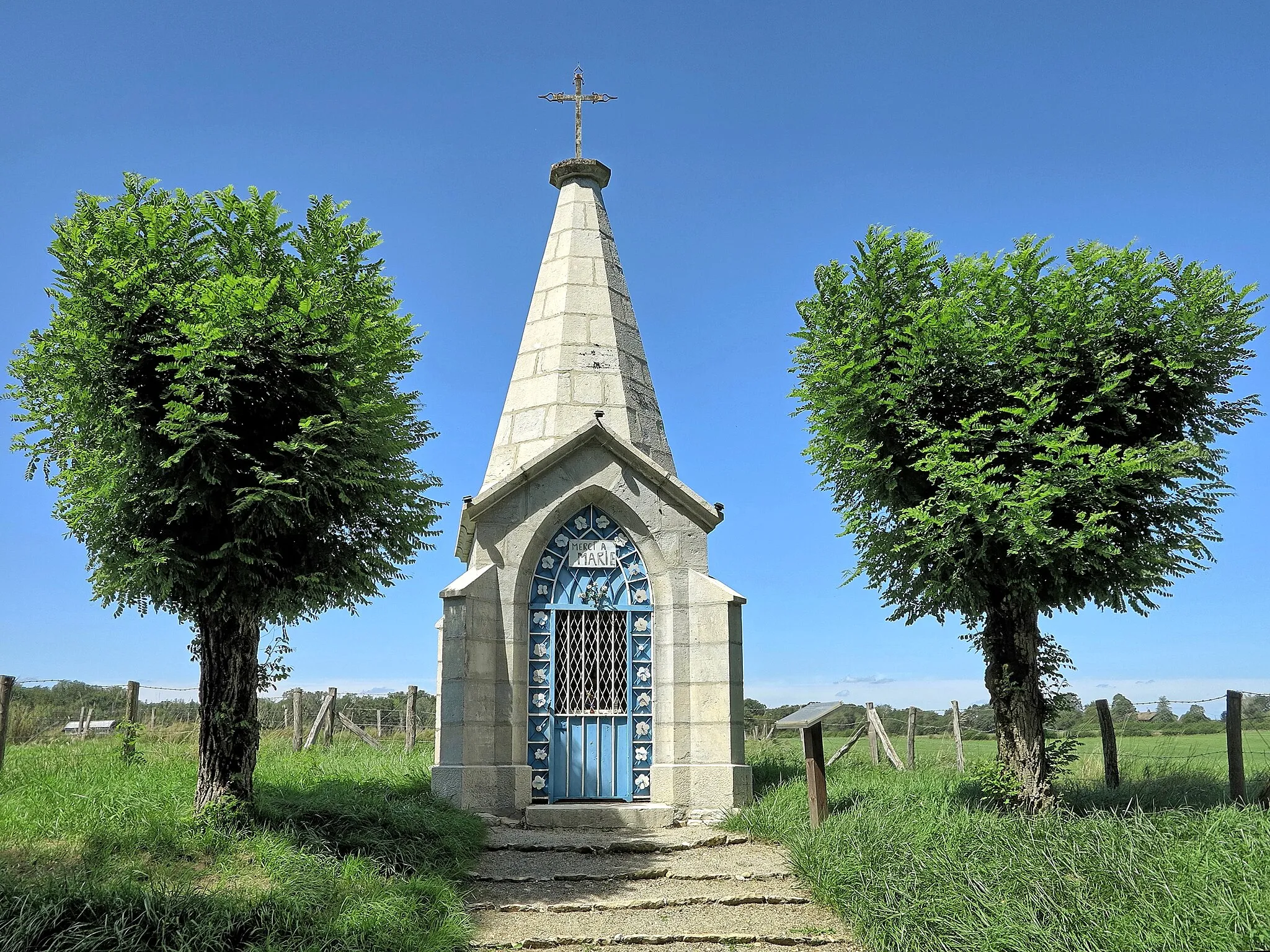 Photo showing: La chapelle de la grotte des Essarts