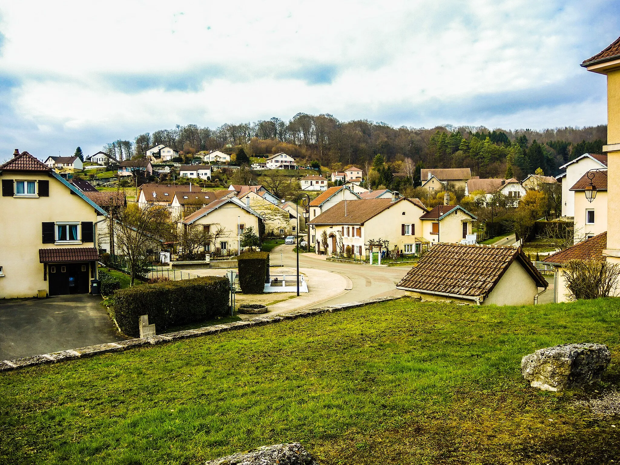 Photo showing: Centre du village, vu de l'esplanade de la mairie. Beutal. Doubs