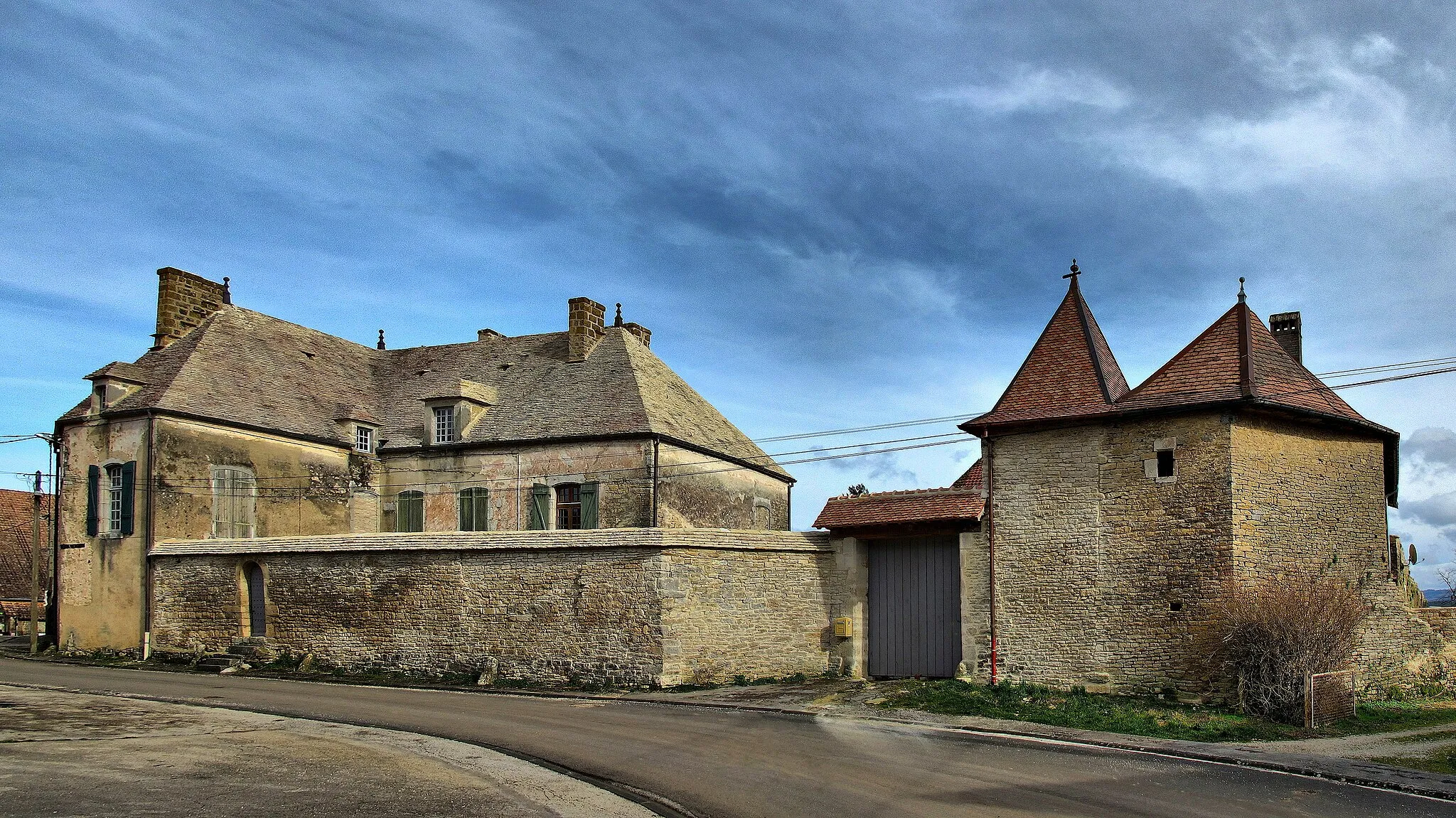 Photo showing: This building is indexed in the base Mérimée, a database of architectural heritage maintained by the French Ministry of Culture, under the reference PA00101791 .