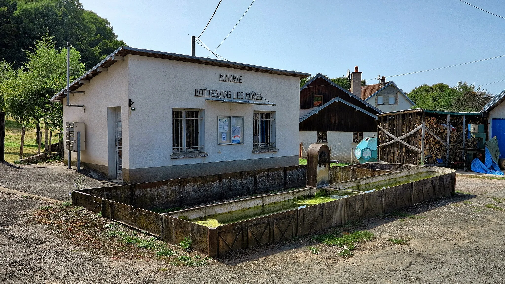 Photo showing: Le lavoir-abreuvoir devant la mairie