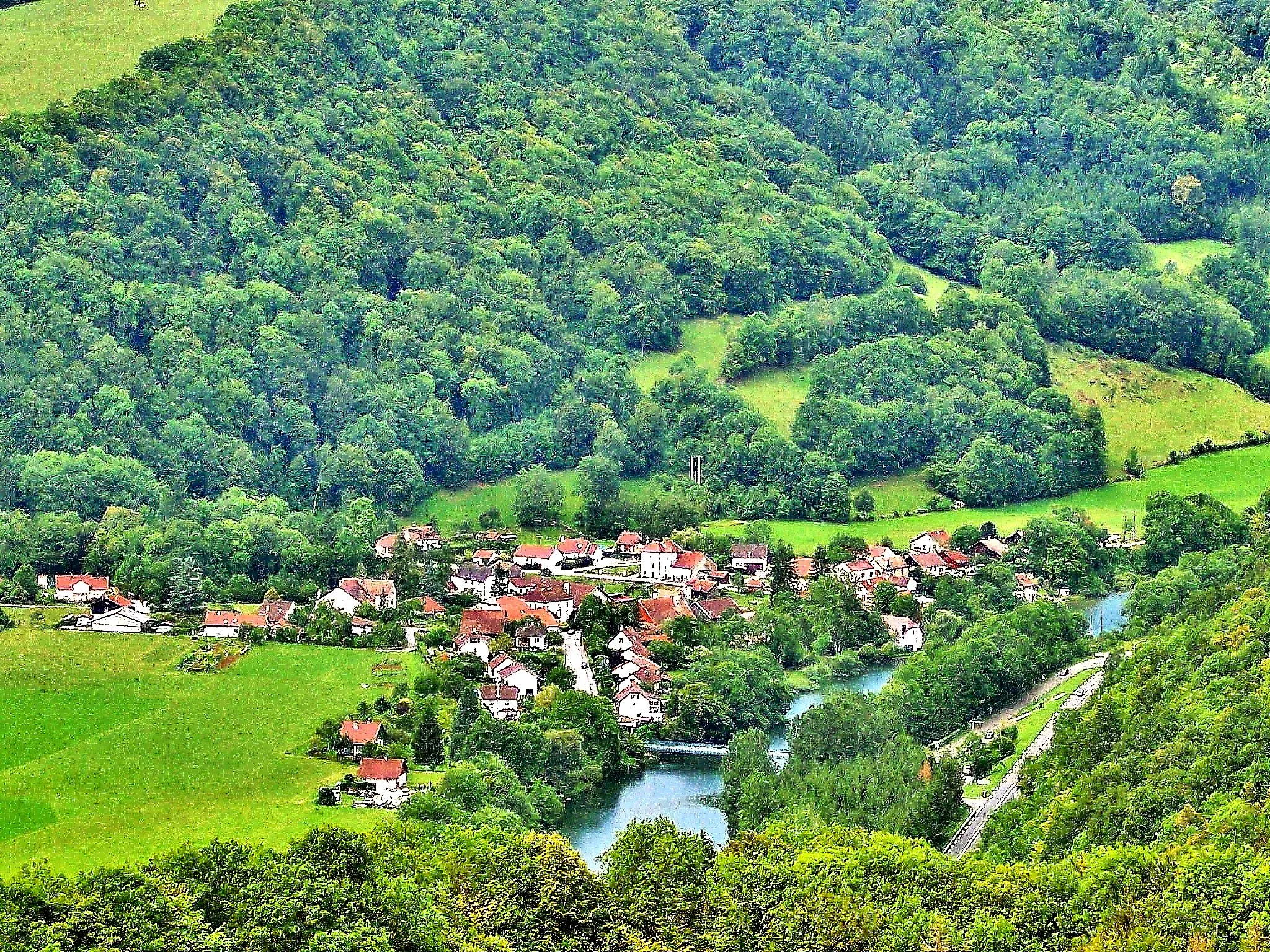 Photo showing: Village de Bief, vu des falaises en face. Doubs