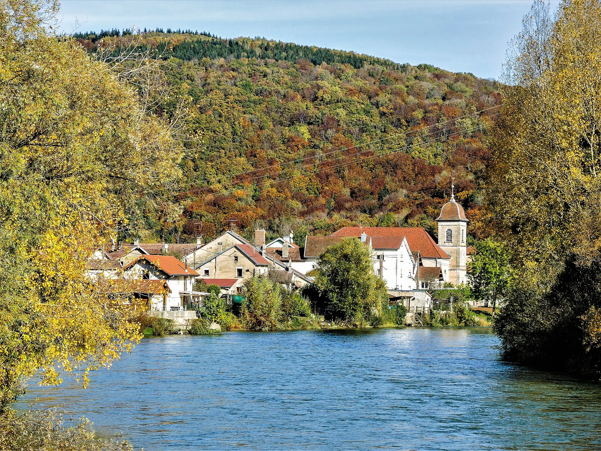 Photo showing: Centre du village, vu du pont sur le Doubs