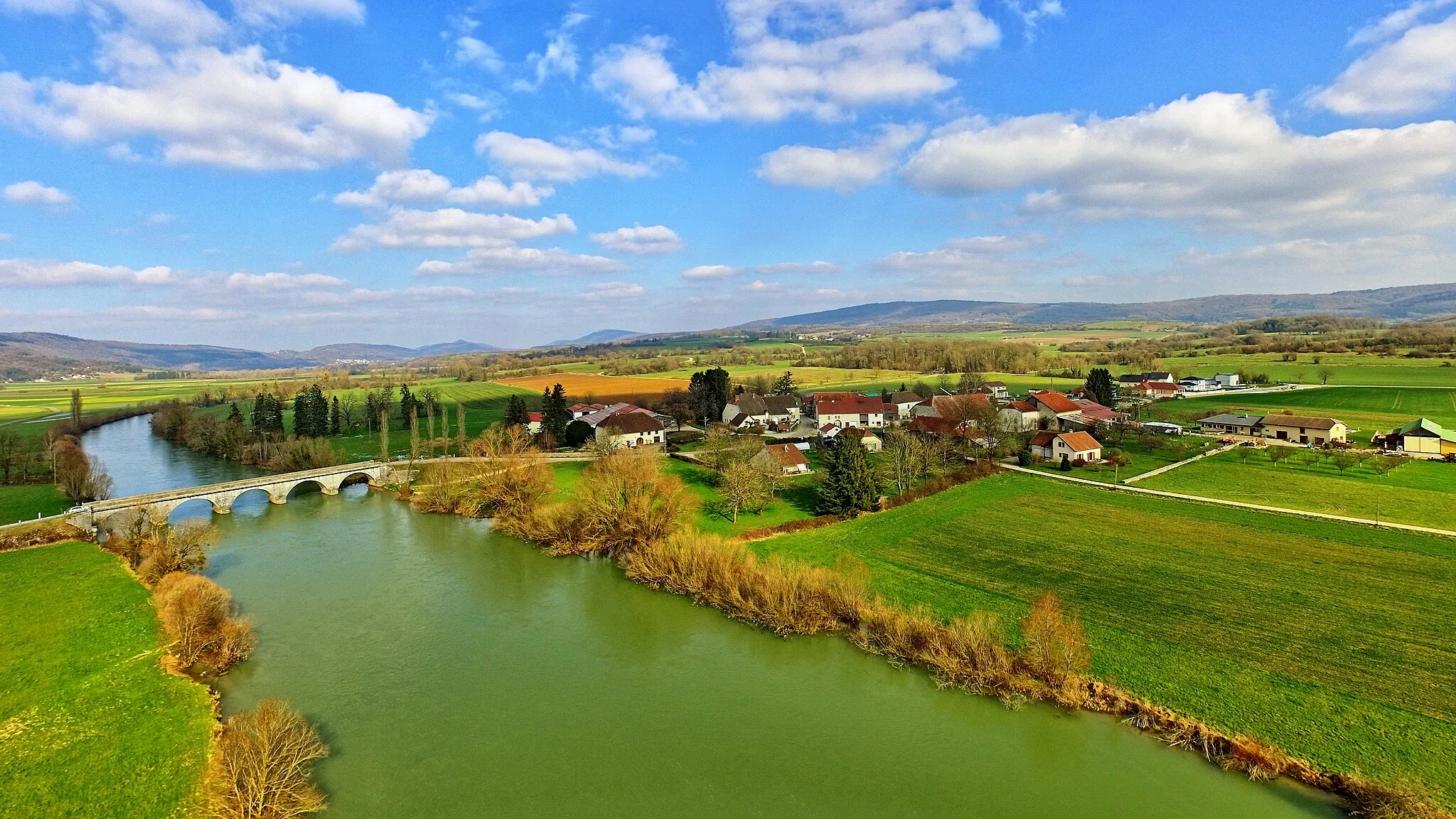 Photo showing: Le village et son pont sur la Loue