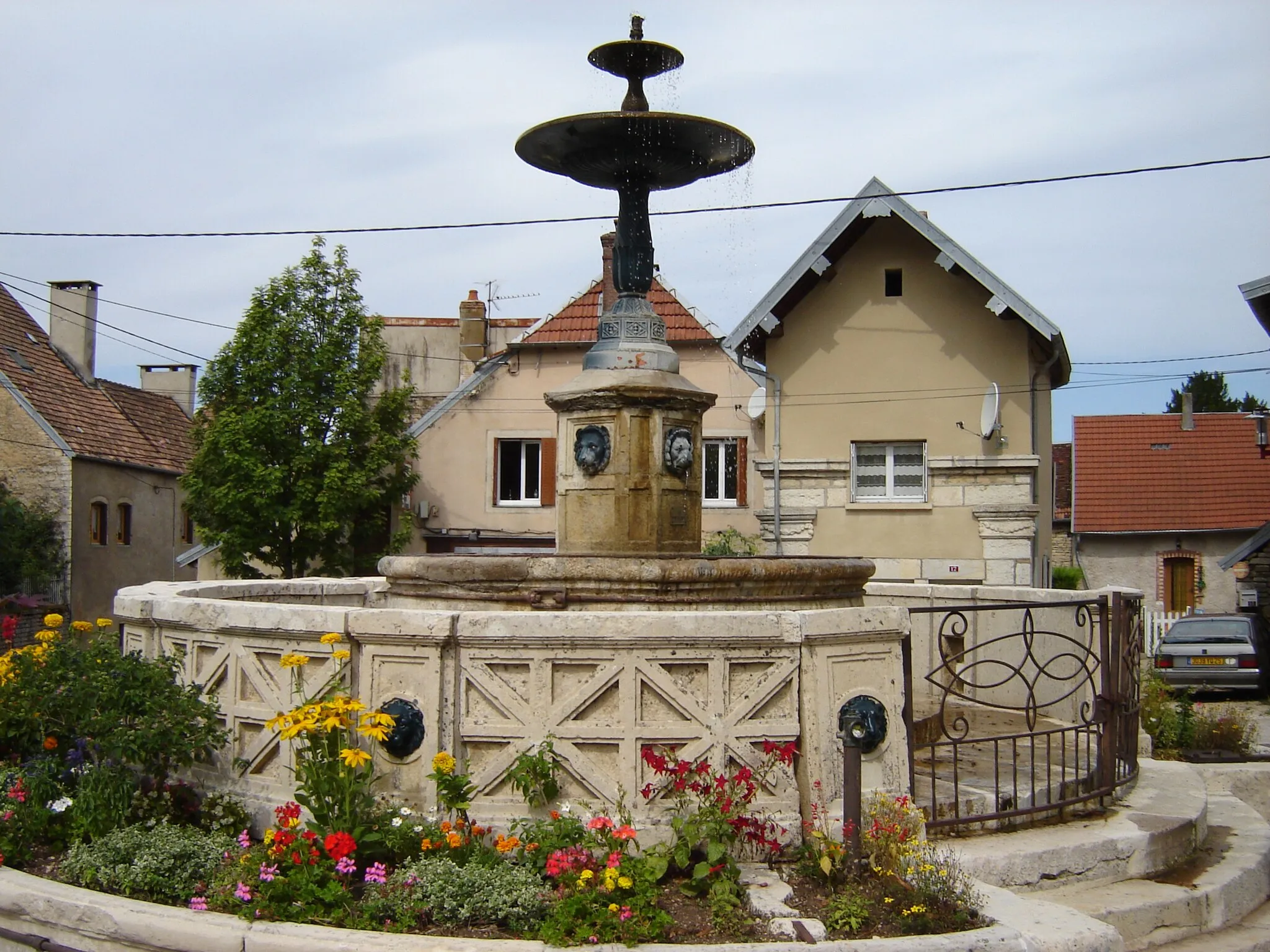 Photo showing: Fontaine de Byans sur Doubs, Place de l'église, 1846