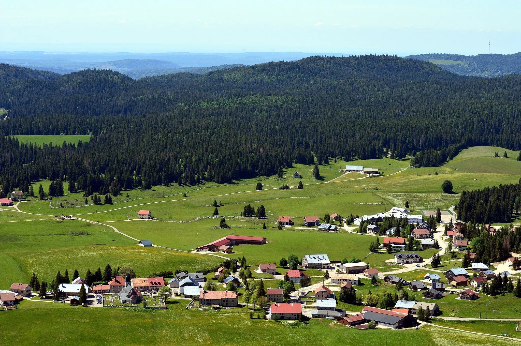 Photo showing: Vue sur le village de Chapelle-des-Bois, situé en France dans le département du Doubs et dans le Massif du Jura. Photographie prise en juin 2019 depuis la Roche Champion qui surplombe le village.