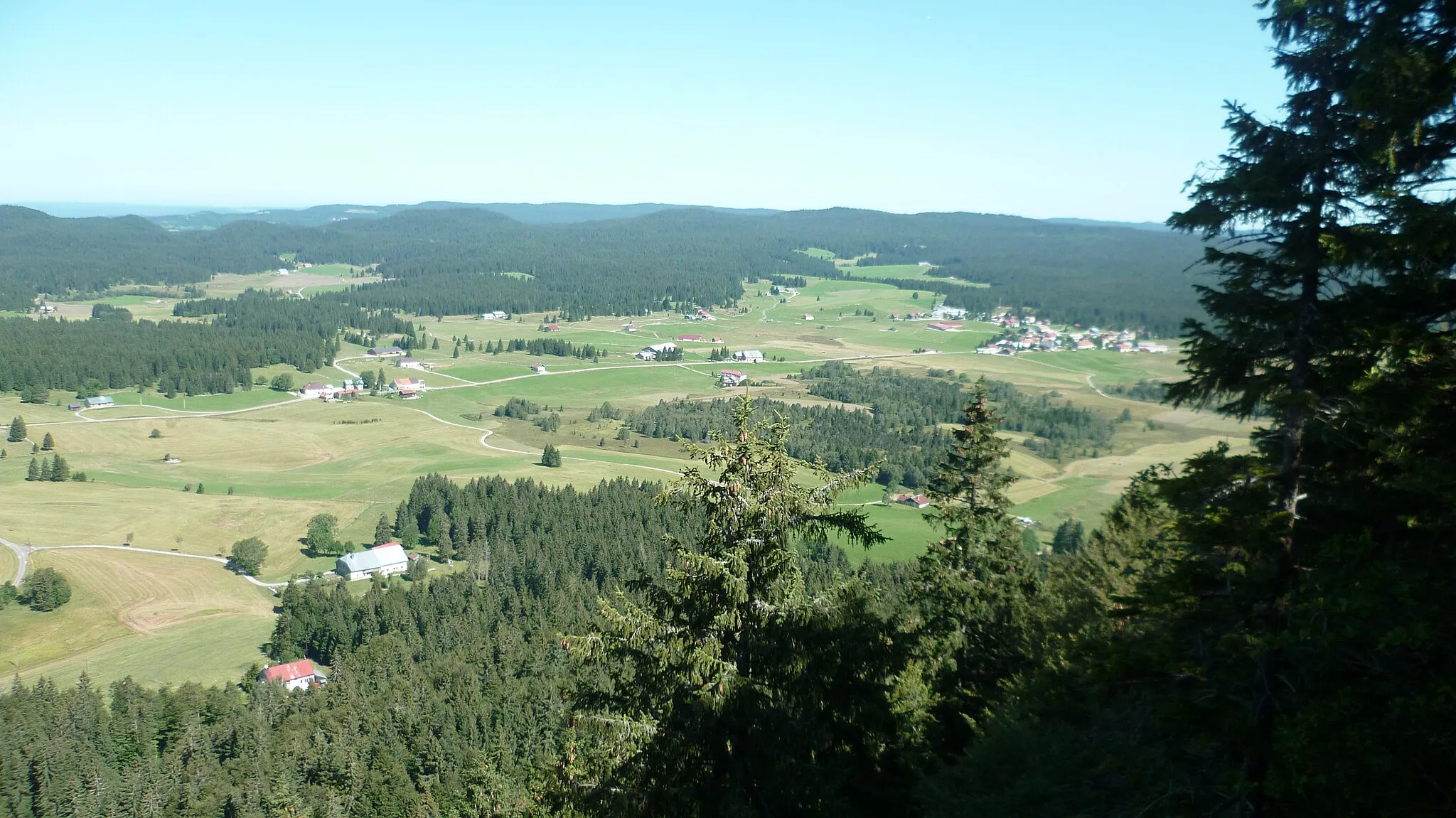 Photo showing: Photo de Chapelle-des-Bois, dans le Doubs, prise de la crête (frontière franco-suisse)