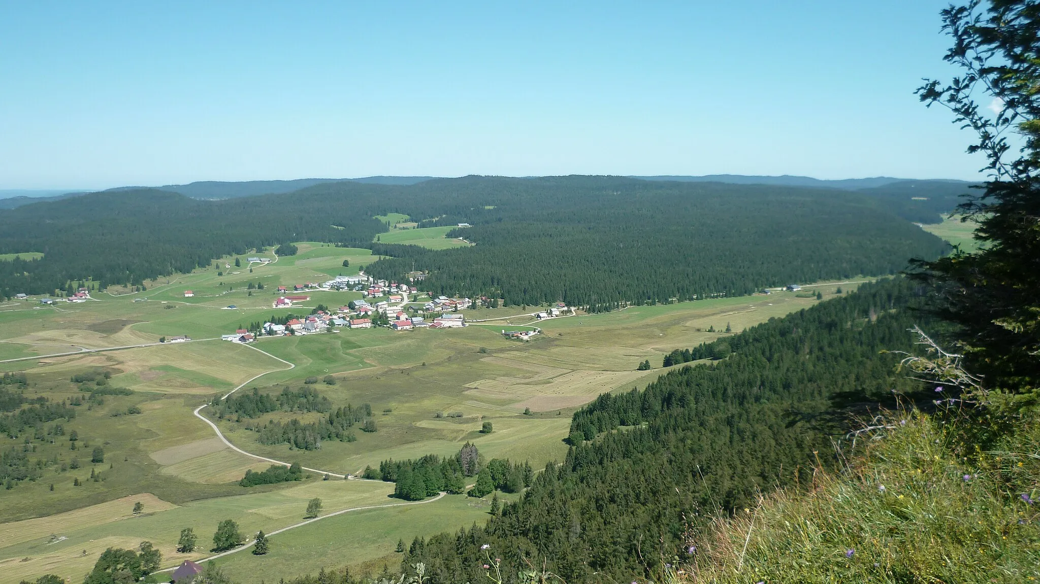 Photo showing: Photo de Chapelle-des-Bois, dans le Doubs, prise de la crête (frontière franco-suisse)