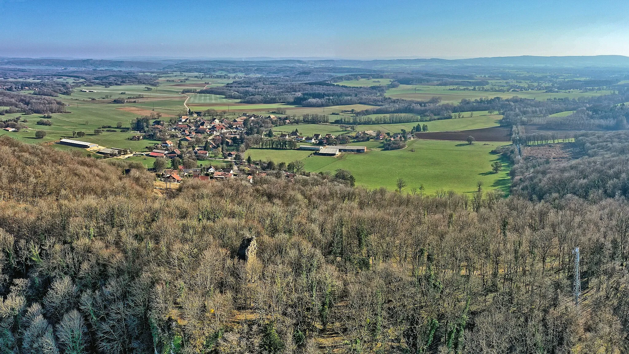 Photo showing: Panorama sur le village de Champlive depuis le château de Vaite