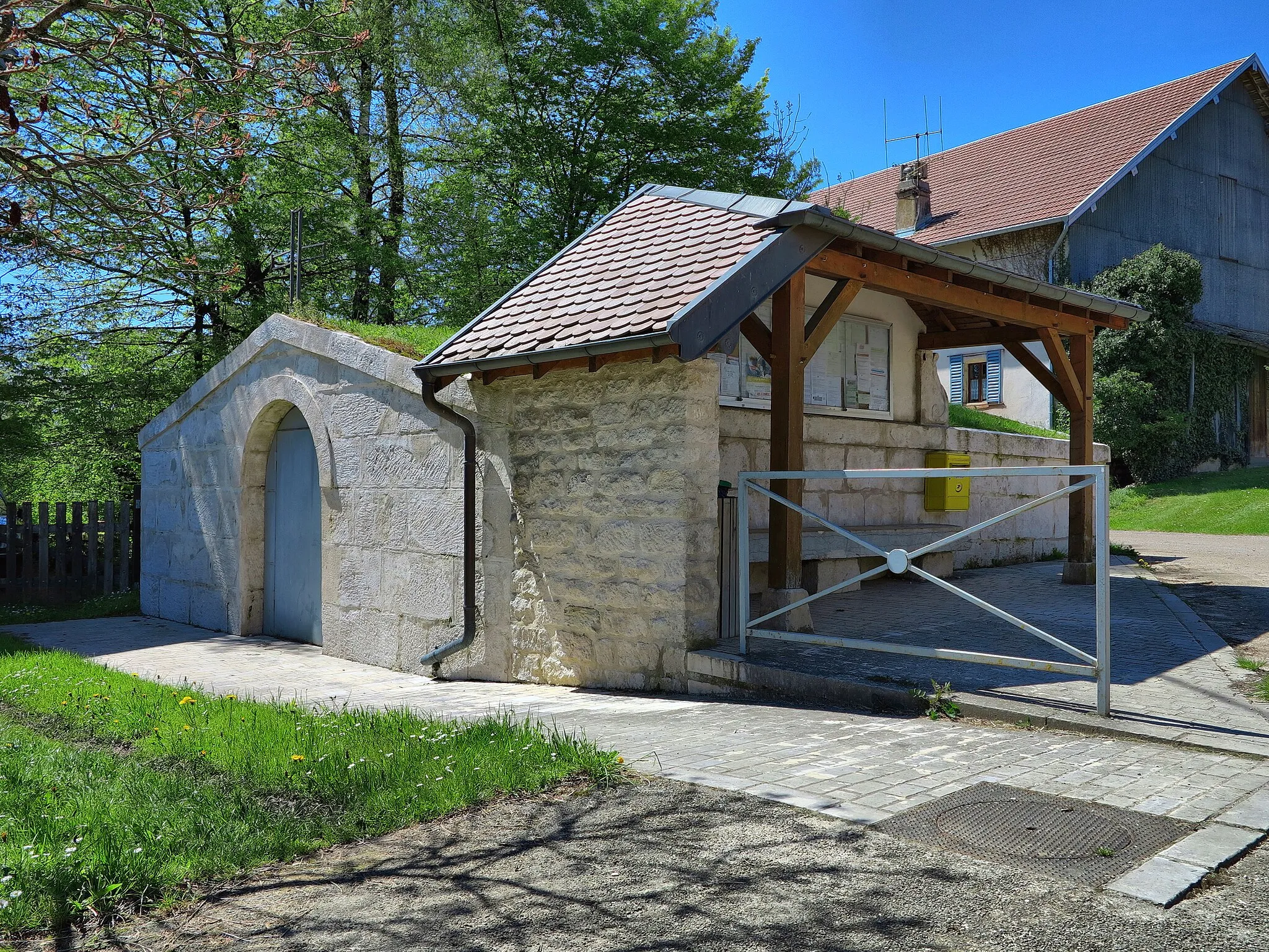 Photo showing: Fontaine-réservoir avec abri