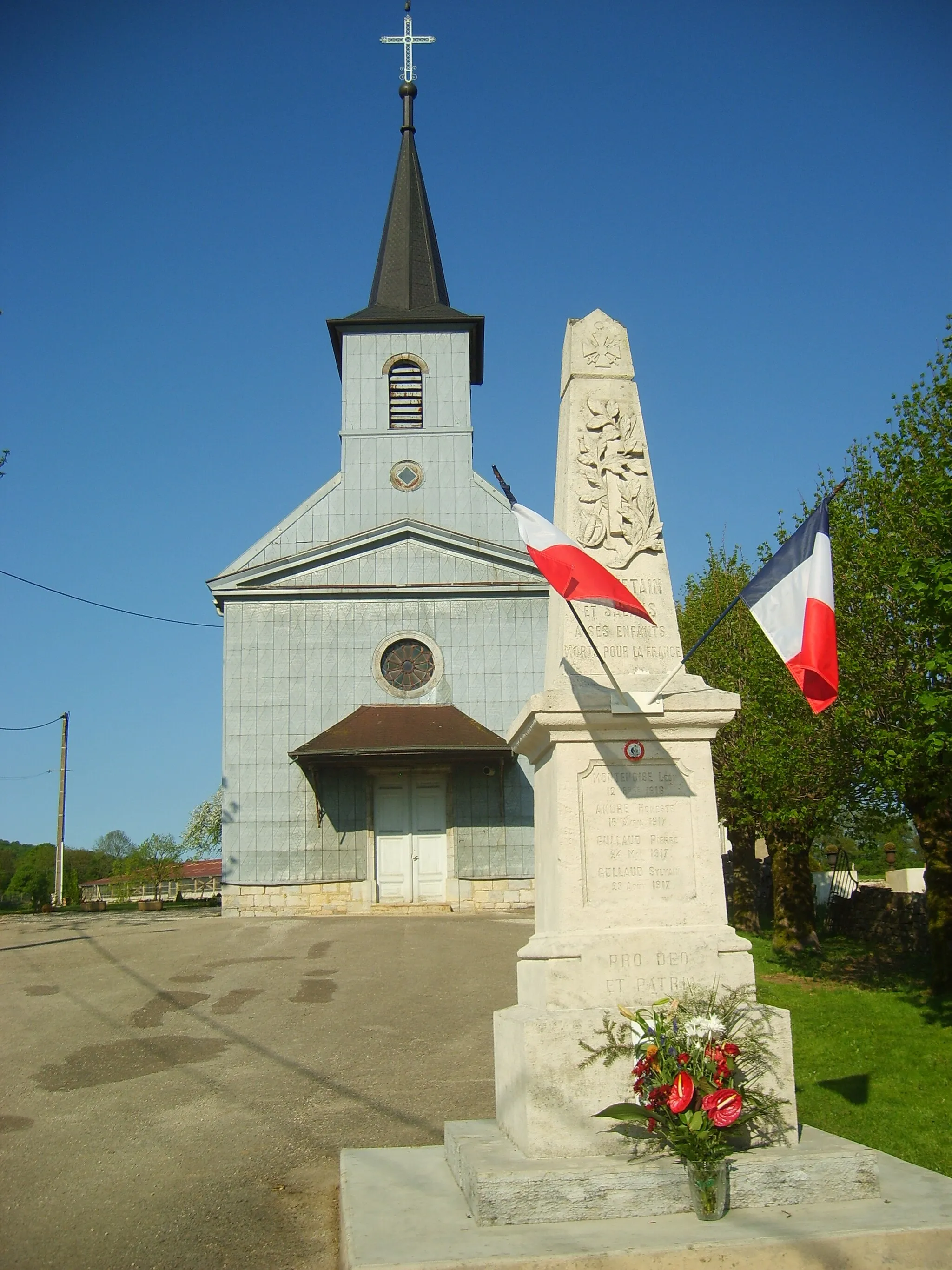Photo showing: Monument aux morts et église de Courtetain-et-Salans