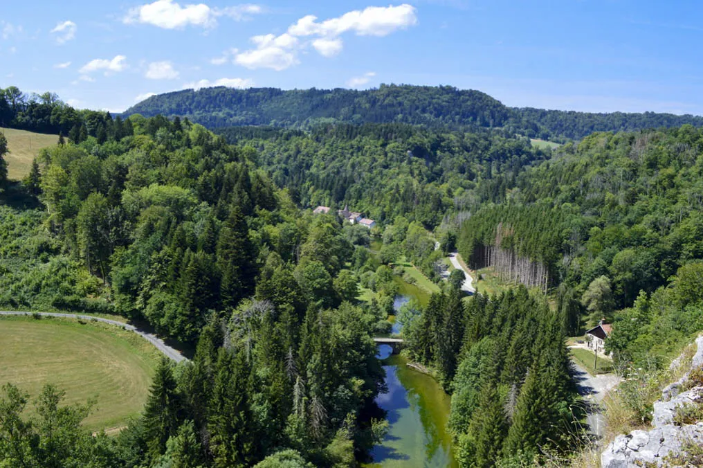 Photo showing: Vue sur la vallée du Dessoubre, depuis le belvédère du Baron à Cour-Saint-Maurice, commune française du département du Doubs. On aperçoit le pont de Battenans-Varin et le lieu-dit Le Moulin du Milieu.