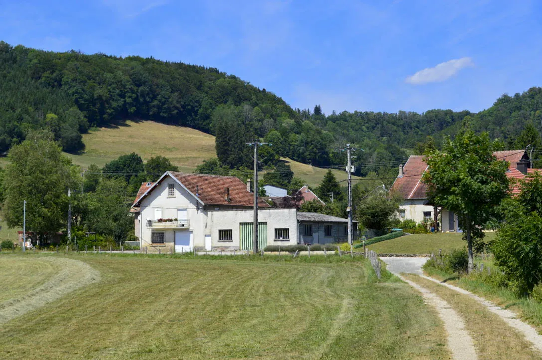 Photo showing: Vue sur le bas de Cour, dans la commune de Cour-Saint-Maurice, depuis le sentier menant au belvédère du Baron.