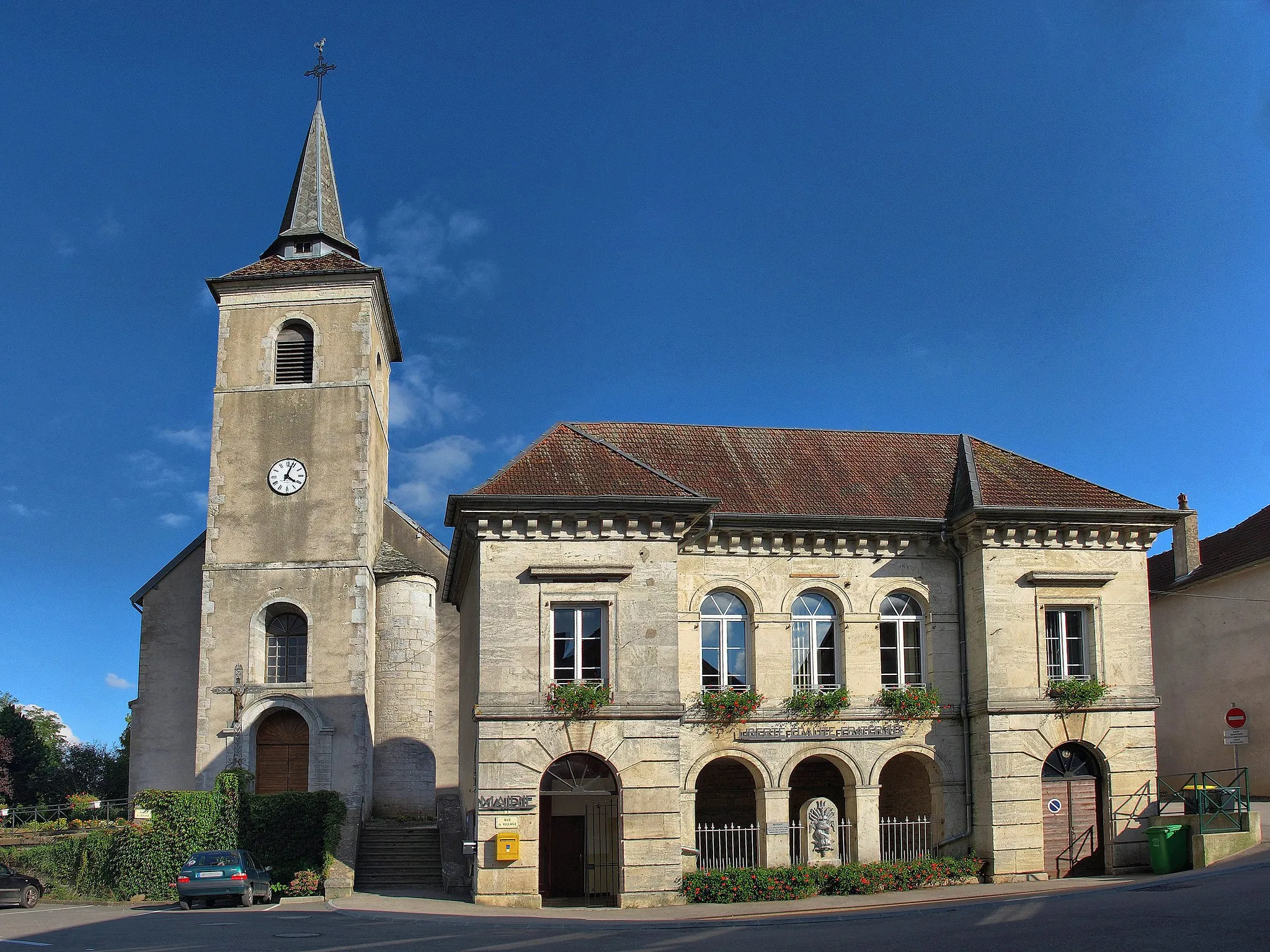 Photo showing: La mairie-lavoir et l'église