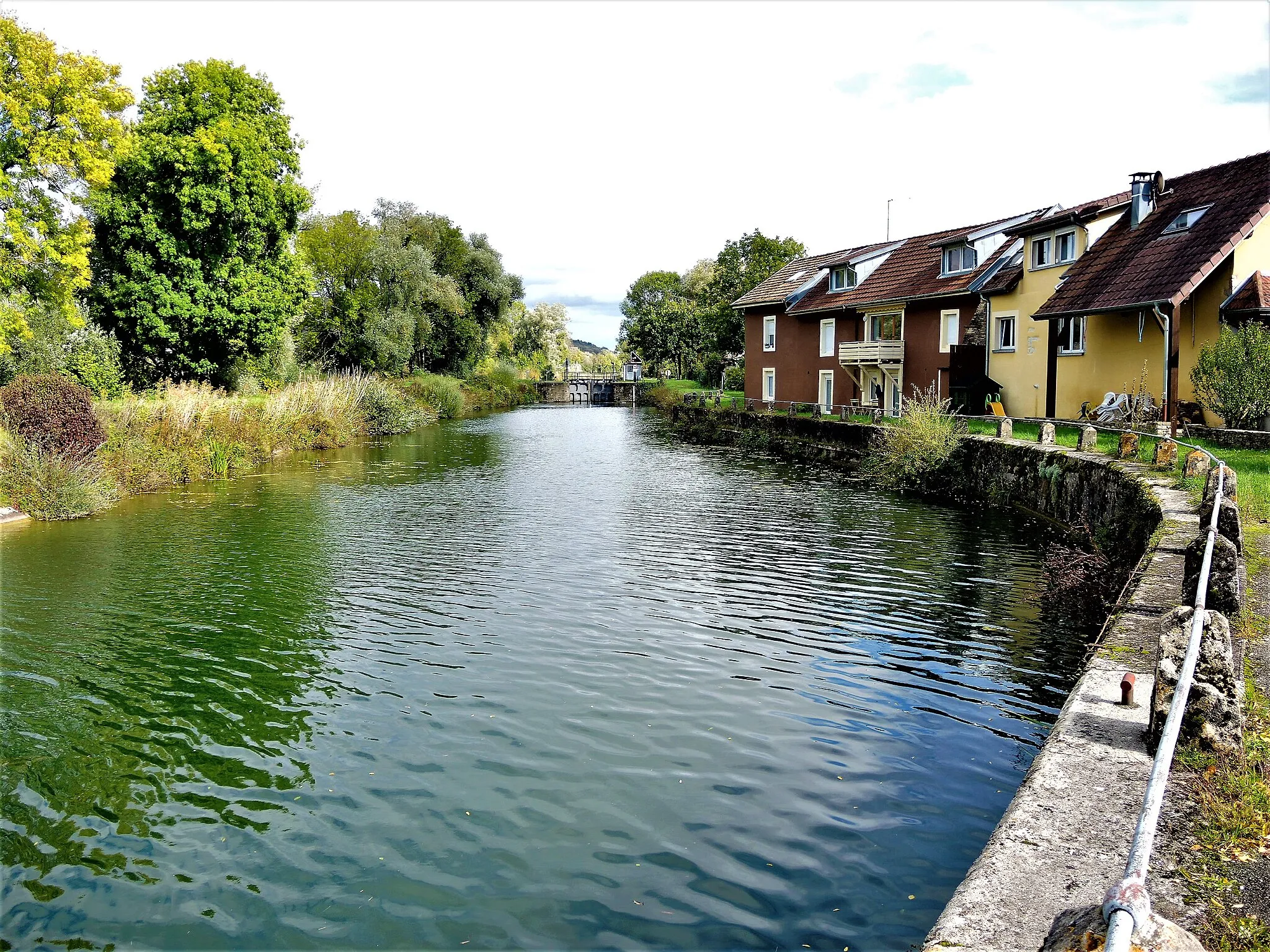 Photo showing: Canal du Rhône au Rhin, vu en amont de l'écluse de Dampierre-sur-le-Doubs