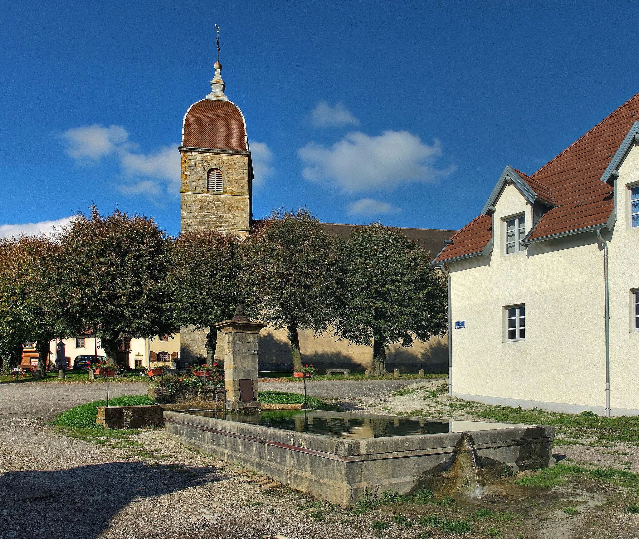 Photo showing: La fontaine et l'église.