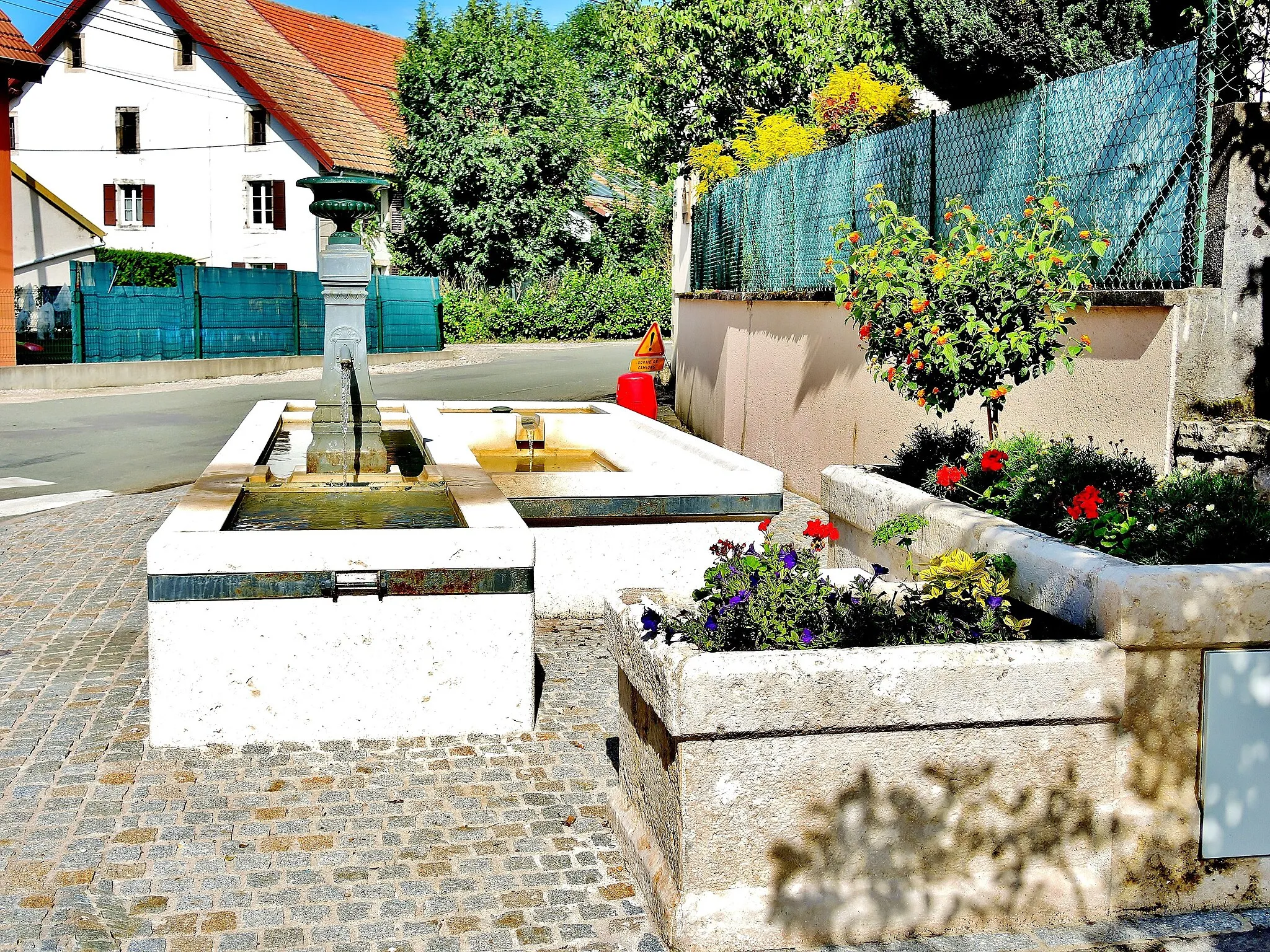 Photo showing: Fontaine-lavoir. Dasle. Doubs