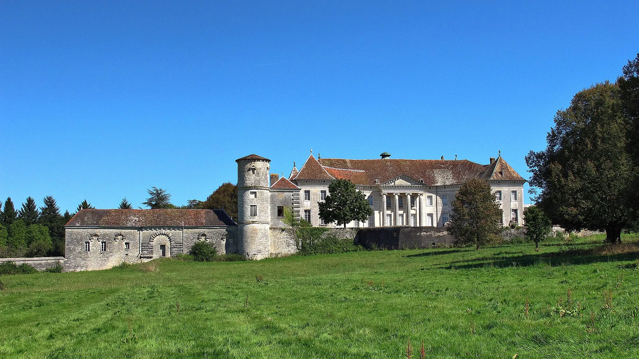 Photo showing: This building is indexed in the base Mérimée, a database of architectural heritage maintained by the French Ministry of Culture, under the reference PA00101672 .