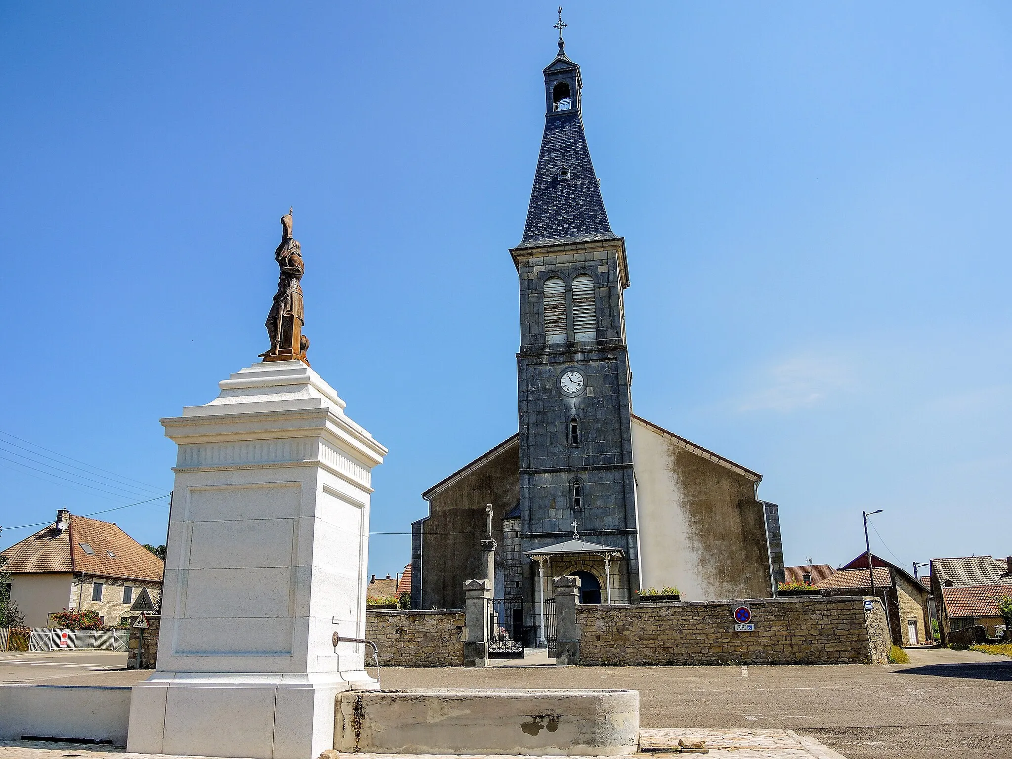 Photo showing: Fontaine Jeanne-d'Arc et église d'Epeugney. Doubs