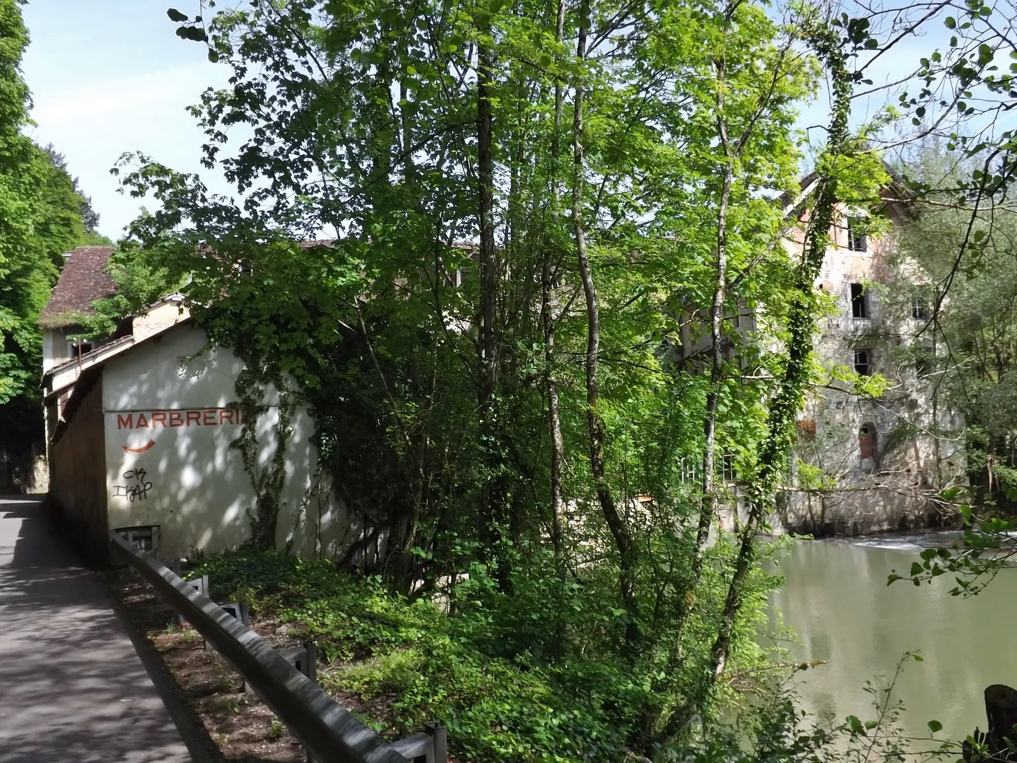 Photo showing: Sight of the ancient paper mills of Geneuille along the Ognon river, near Besançon in Doubs, France.