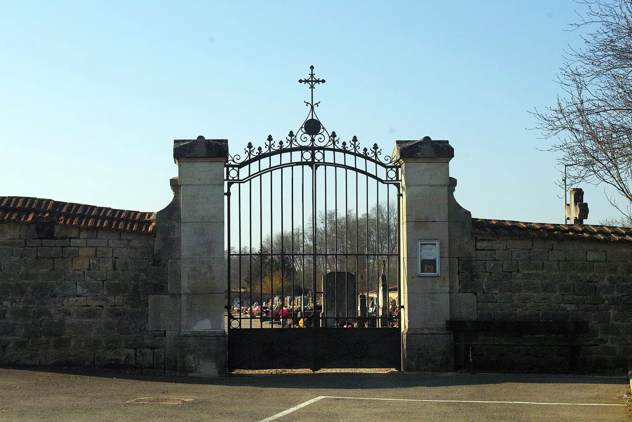Photo showing: image montrant une photographie prise à Geneuille dans le Doubs : le cimetière