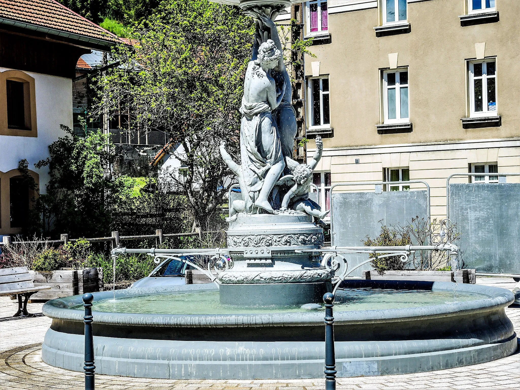 Photo showing: Fontaine sur la place du village