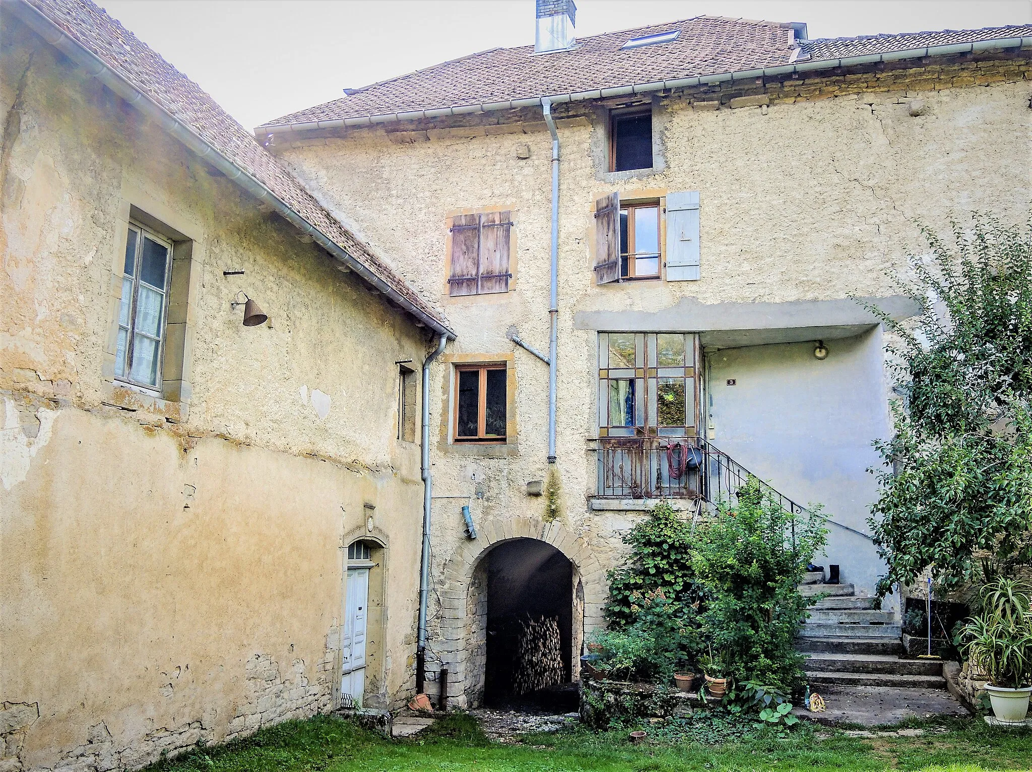 Photo showing: Aile ouest et porche de l'ancien prieuré, vus de l'intérieur. Lanthenans. Doubs