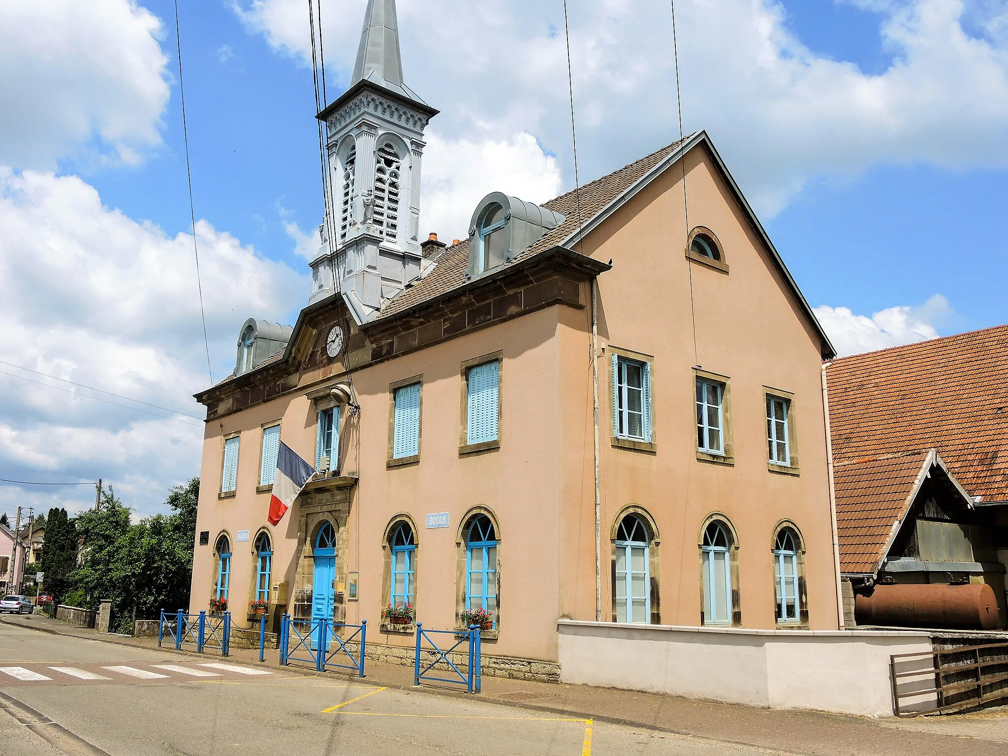 Photo showing: Marie-école du village d'Issans. Doubs