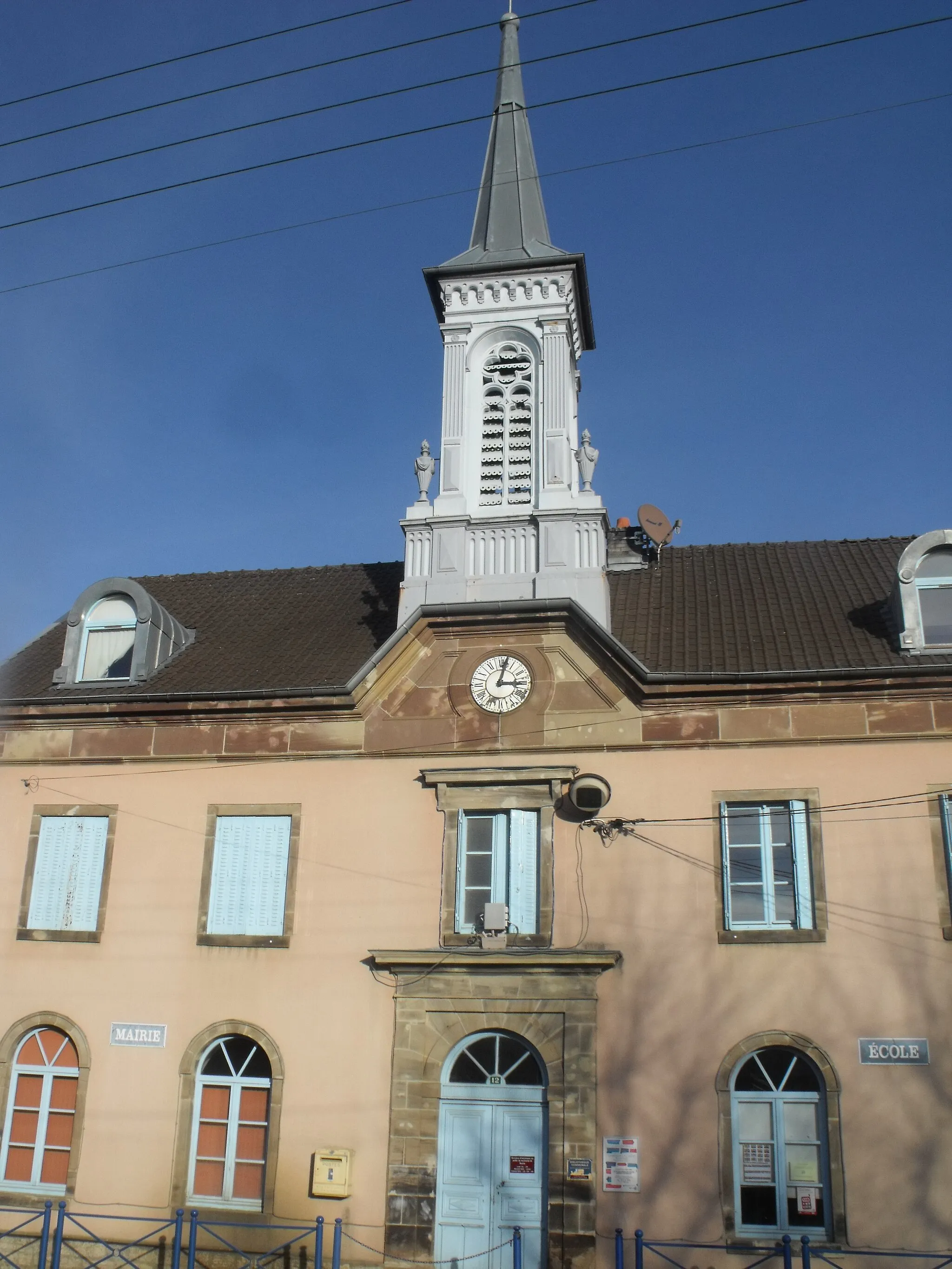 Photo showing: La mairie-école d'Issans, Doubs, France