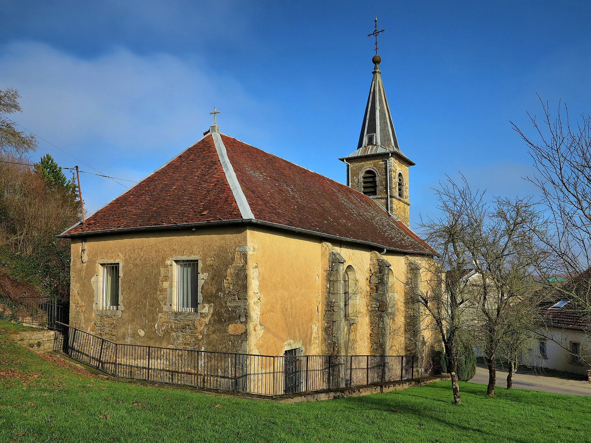 Photo showing: L'église-mairie de Franey