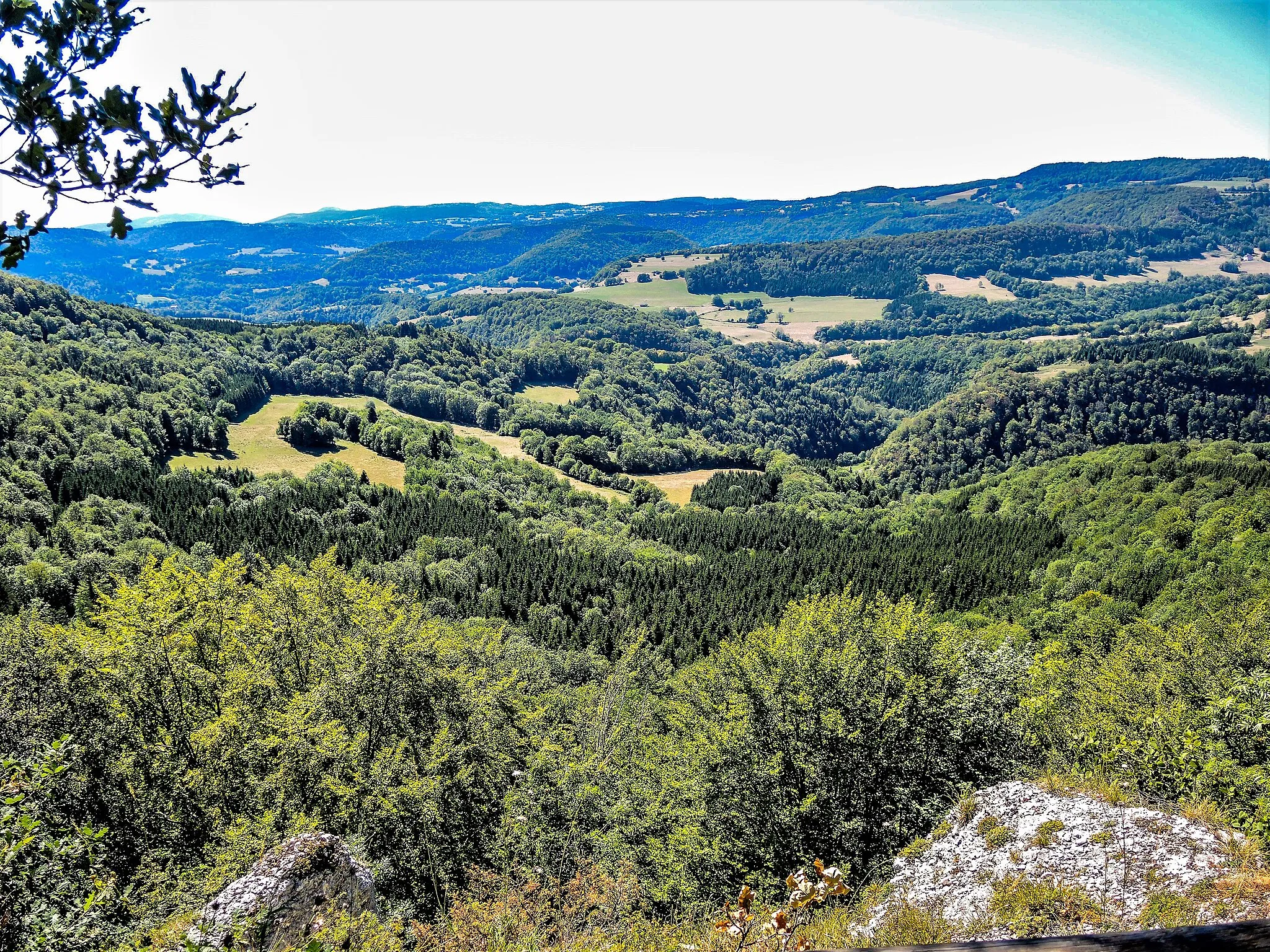 Photo showing: Panorama sur la vallée du Dessoubre, depuis le belvédère du rocher du Bourbet. Les Bréseux. Doubs