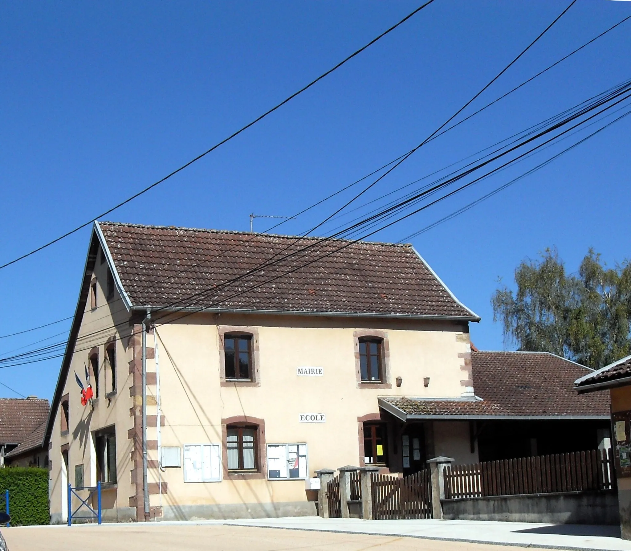 Photo showing: La mairie-école de Vernoy