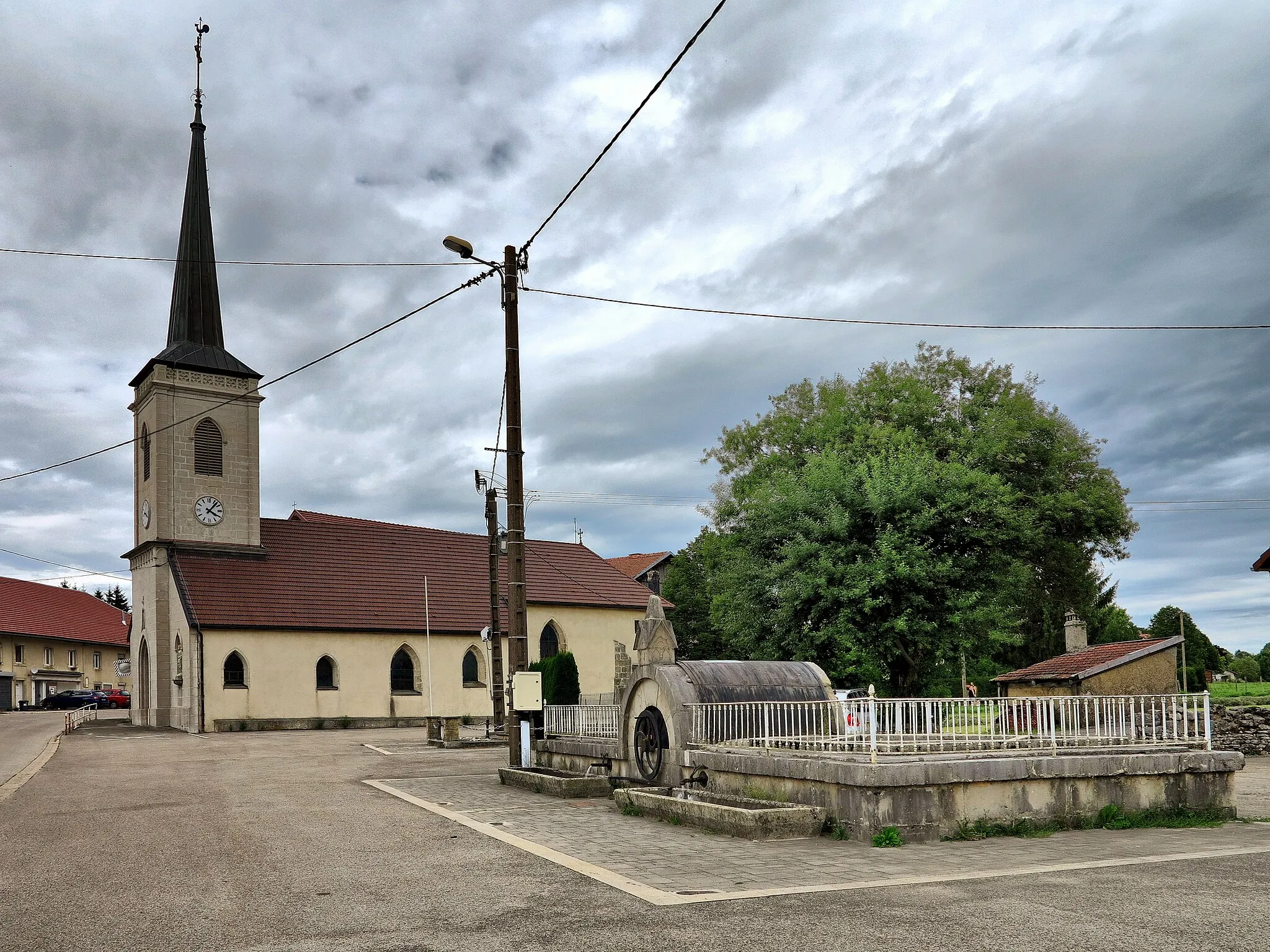 Photo showing: La fontaine et l'église